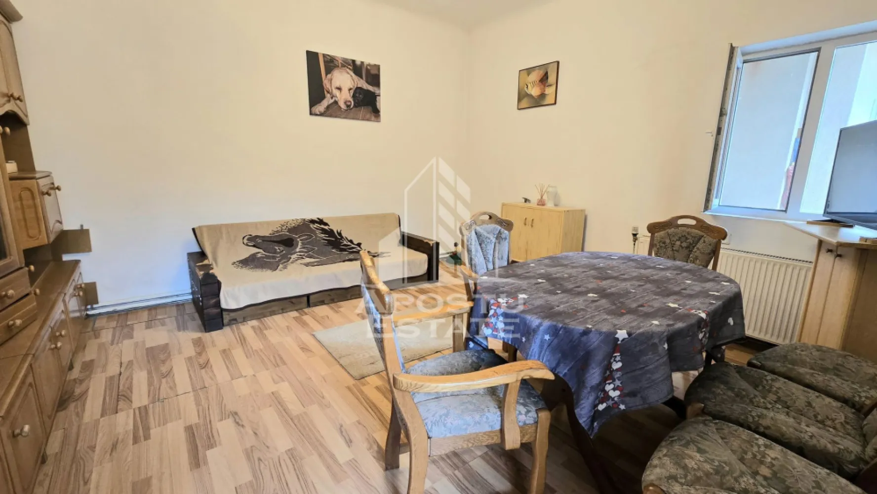 Casa de vanzare, 7 camere si 4 bai, centrala proprie, zona Odobescu - Apostu Estate ofera spre vanzare o casa impunatoare cu 7 camere si 4 bai, situata pe un teren de 520 mp, in zona Odobescu, Timișoara, Timis. Proprietatea se afla la doar cateva minute de statii de autobuz, market-uri, parc si la 15 minute de mers pe jos fata de centrul vechi al orasului.

Casa, construita integral din caramida, este foarte bine intretinuta, cu acoperis din tigla si pod mansardabil datorita placii de beton existente. Este racordata la toate utilitatile: curent electric, gaz, apa si canalizare, si beneficiaza de strada asfaltata pentru acces facil.

Suprafata utila a locuintei este de aproximativ 150 mp si este compartimentata eficient in doua corpuri:

Corp 1: hol de acces, living spatios, baie de serviciu, bucatarie mare cu loc de luat masa si debara, camera tehnica cu acces in pod, hol intermediar, baie mare cu cada si geam pentru aerisire, birou, dormitor si un al doilea living generos.

Corp 2: parter cu dormitor si baie proprie, etaj cu dormitor spatios si baie proprie. Subsolul include un beci generos, ideal pentru depozitare.

Gradina ofera spatiu pentru relaxare si socializare, completata de un foisor, iar proprietatea beneficiaza si de acces din spate.

Confortul termic este asigurat de centrala proprie pe gaz, iar compartimentarea inteligenta permite multiple configuratii pentru locuit sau birou.

Aceasta casa reprezinta alegerea ideala pentru o familie care isi doreste confort, spatiu generos, liniste si acces rapid catre centrul orasului, intr-o zona bine conectata si asfaltata.

Agentia imobiliara Apostu Estate va ofera consultanta bancara gratuita prin intermediul colaboratorilor nostri pentru alegerea celui mai potrivit tip de credit, astfel incat tu sa devi noul proprietar al acestui apartament.
