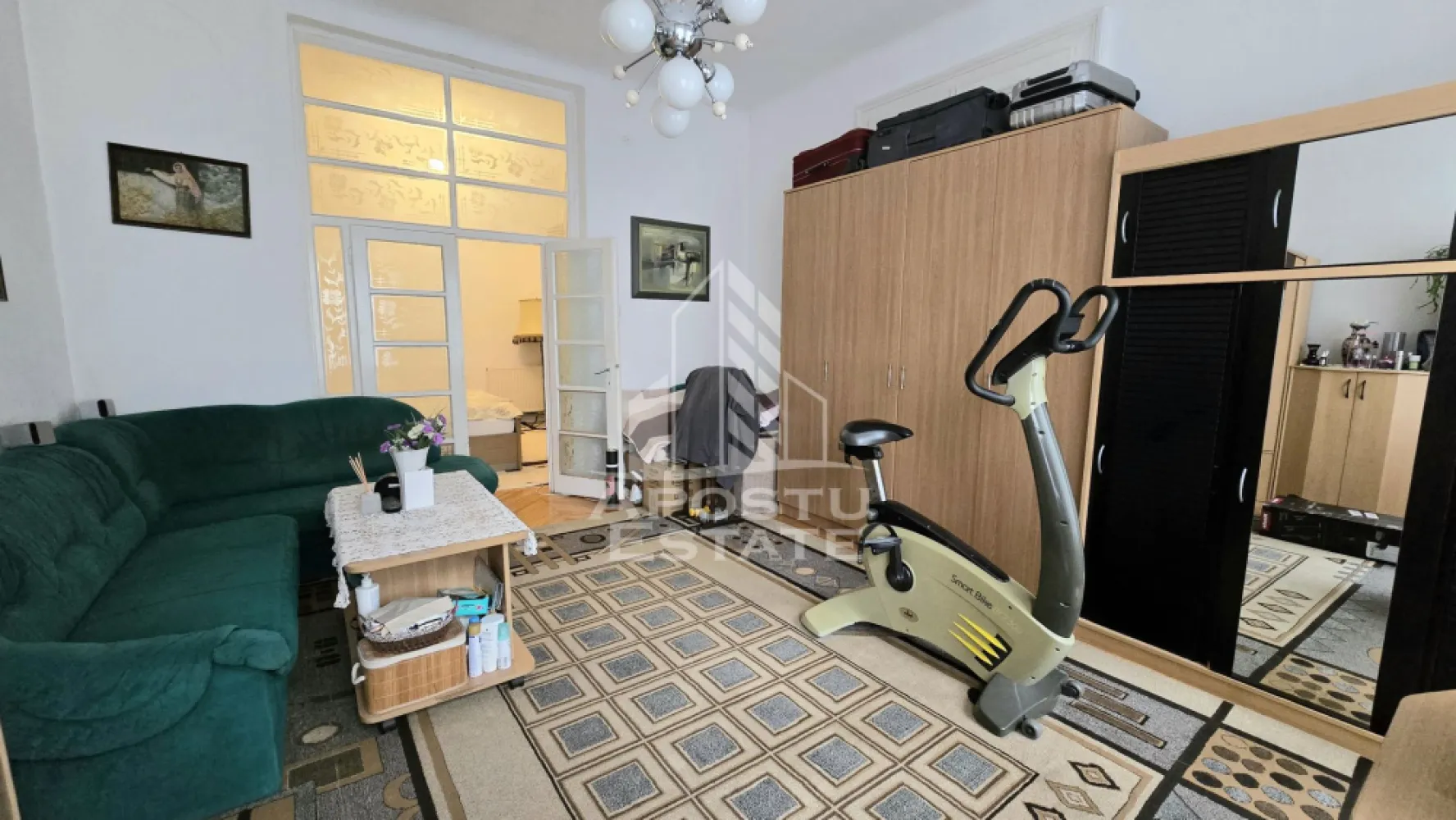 Casa de vanzare, 7 camere si 4 bai, centrala proprie, zona Odobescu - Apostu Estate ofera spre vanzare o casa impunatoare cu 7 camere si 4 bai, situata pe un teren de 520 mp, in zona Odobescu, Timișoara, Timis. Proprietatea se afla la doar cateva minute de statii de autobuz, market-uri, parc si la 15 minute de mers pe jos fata de centrul vechi al orasului.

Casa, construita integral din caramida, este foarte bine intretinuta, cu acoperis din tigla si pod mansardabil datorita placii de beton existente. Este racordata la toate utilitatile: curent electric, gaz, apa si canalizare, si beneficiaza de strada asfaltata pentru acces facil.

Suprafata utila a locuintei este de aproximativ 150 mp si este compartimentata eficient in doua corpuri:

Corp 1: hol de acces, living spatios, baie de serviciu, bucatarie mare cu loc de luat masa si debara, camera tehnica cu acces in pod, hol intermediar, baie mare cu cada si geam pentru aerisire, birou, dormitor si un al doilea living generos.

Corp 2: parter cu dormitor si baie proprie, etaj cu dormitor spatios si baie proprie. Subsolul include un beci generos, ideal pentru depozitare.

Gradina ofera spatiu pentru relaxare si socializare, completata de un foisor, iar proprietatea beneficiaza si de acces din spate.

Confortul termic este asigurat de centrala proprie pe gaz, iar compartimentarea inteligenta permite multiple configuratii pentru locuit sau birou.

Aceasta casa reprezinta alegerea ideala pentru o familie care isi doreste confort, spatiu generos, liniste si acces rapid catre centrul orasului, intr-o zona bine conectata si asfaltata.

Agentia imobiliara Apostu Estate va ofera consultanta bancara gratuita prin intermediul colaboratorilor nostri pentru alegerea celui mai potrivit tip de credit, astfel incat tu sa devi noul proprietar al acestui apartament.