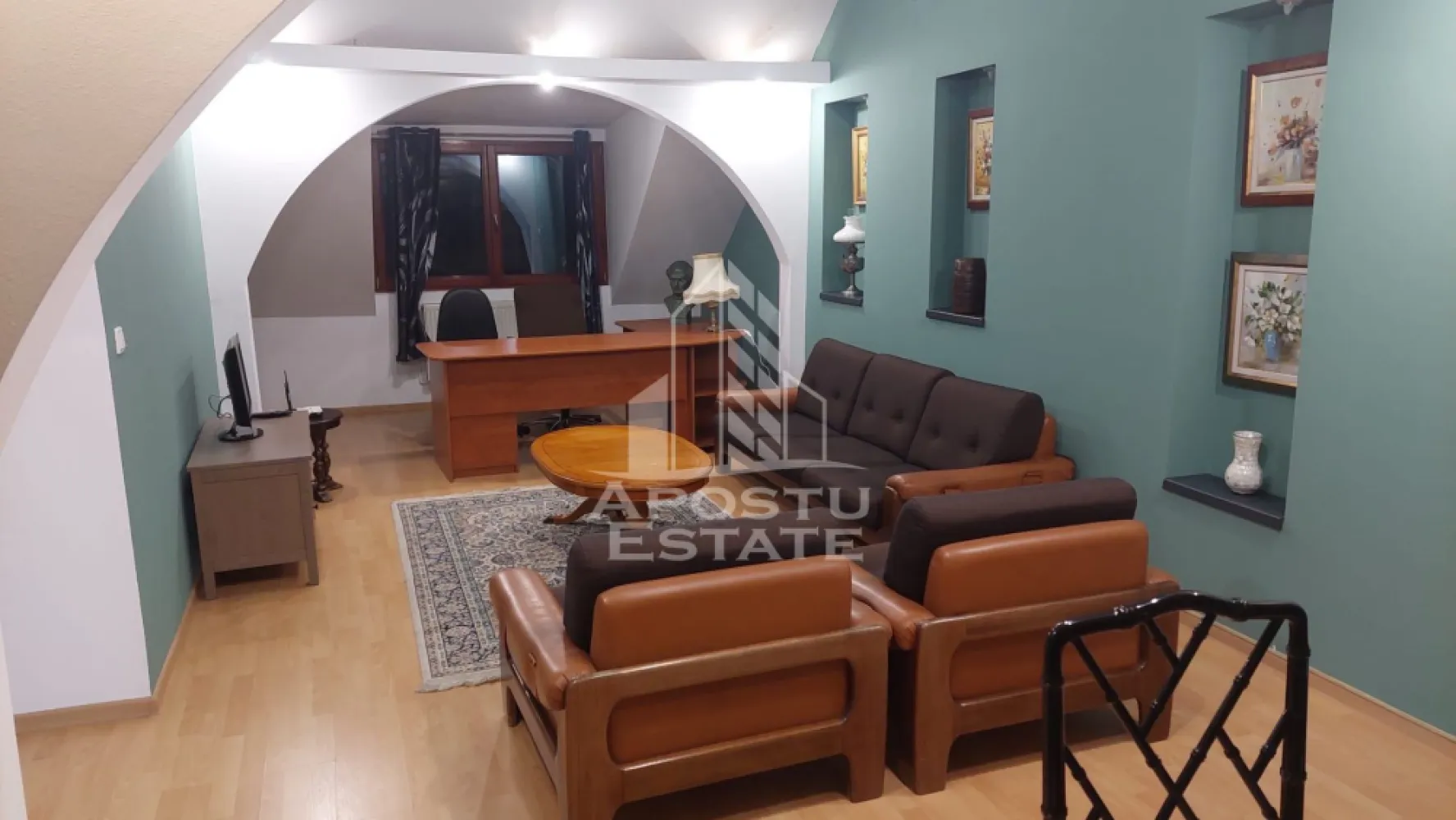 Apartament cu 3 camere de închiriat , Zona Centrală,Timisoara - Agentia imobiliara APOSTU ESTATE va propune spre inchiriere un apartament cu 3 camere, spatios si luminos, situat in zona Centrala , o zona linistita si bine pozitionata din Timisoara, potrivit pentru cupluri,familii, sau studenti care isi doresc o locuinta unde sa se simta confortabil si cu acces facil catre scoli, statii de autobuz, supermarketuri , magazine de zona, parcuri.

Suprafata utila: 70 mp
Compartimentare eficienta:
-Hol de acces generos
-Bucatarie complet mobilata si utilata, cu loc de luat masa
-Living luminos si spatios
-Dormitor mobilat si utilat
-Dormitor secundar mobilat 
-Baie 

Confort si facilitati:
-Incalzirea apartamentului: centrala proprie 
-Apartamentul este complet mobilat si utilat către proprietar 

Localizare:
-Timis,Timisoara, zona Centrală – acces facil spre magazine, supermarketul Lidl, scoli, parcuri si mijloace de transport in comun.

Ideal pentru:
-Familii
-Cupluri
-Studenti
Pret chirie lunara:600 euro 
Programeaza o vizionare pentru a-ti putea imagina viitorul aici!
ID intern: CP3180997