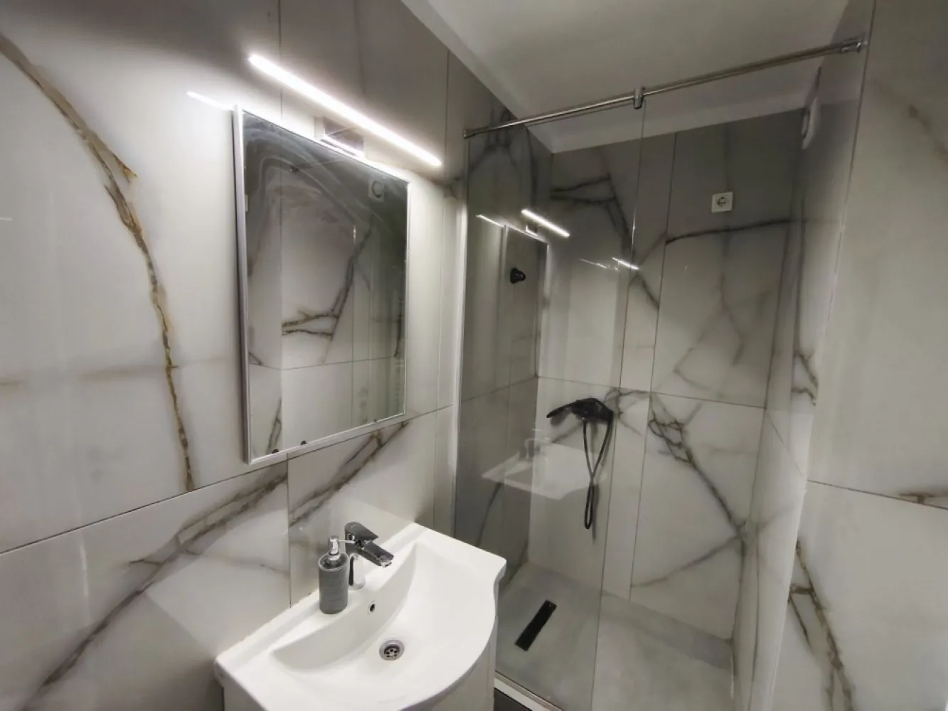 De inchiriat apartament spatios, 3 camere, pe Faleza, 900 euro