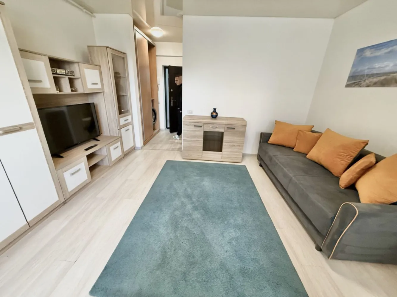 Garsoniera decomandata - Militari Pollux Residence - AGENTIE IMOBILIARA - COMISION 50%

Garsonieră de închiriat în Militari Residence – Pollux Residence

Vă propunem spre închiriere o garsonieră situată în cartierul Militari Residence, o zonă în continuă dezvoltare, apreciată pentru accesibilitate și facilități.

Locuința este ideală pentru o persoană sau un cuplu, oferind un spațiu bine compartimentat, luminos și confortabil. Garsoniera dispune de toate utilitățile necesare pentru un trai modern, fiind pregătită pentru mutare imediată.

În apropiere regăsiți magazine, supermarketuri, restaurante, farmacii, dar și acces facil către mijloacele de transport în comun, ceea ce face deplasarea rapidă către orice zonă a orașului.

Închirierea se realizează prin intermediul unei agenții imobiliare, iar la semnarea contractului se percepe un comision de 50% din valoarea primei chirii.

Pentru mai multe detalii și programarea unei vizionări, nu ezitați să ne contactați.