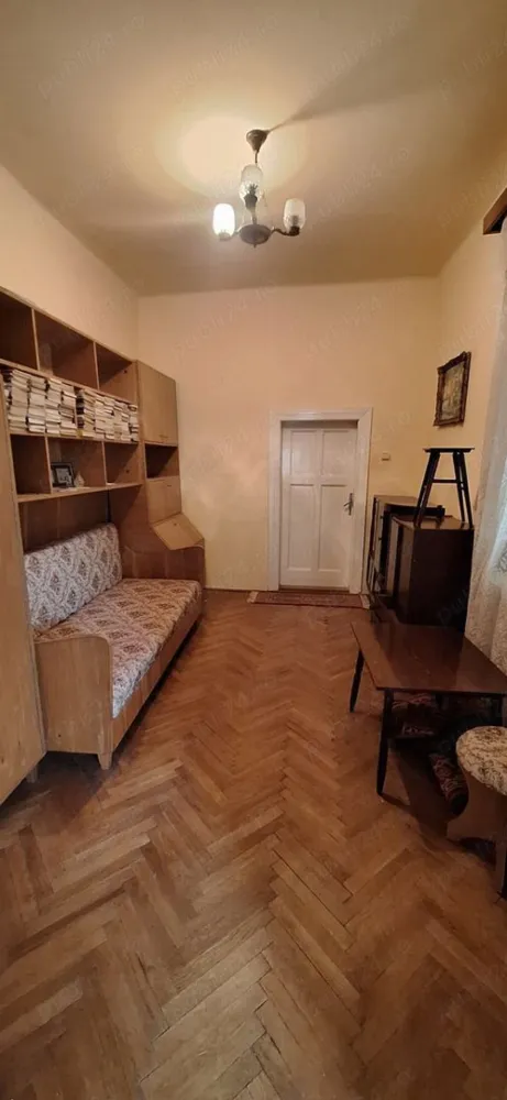Casă de vânzare, zona 14 Mai - De vânzare casă cu teren în zona 14 Mai a orașului Satu Mare pe strada Grigore Ureche. Foarte aproape de magazine, școală, grădiniță, parc de joacă, la 2 min distanță de mers pe jos. Casa este ideala și pentru sediu de firmă, sau orice fel de activitate. 
Curtea are o suprafață totală de 514mp, iar casa 168,6mp suprafață construită și este compartimentată în 4 camere, bucătărie, baie, 2 holuri, 2 anexe (cameră și depozit), o terasă acoperită și 2 garaje.
Casa este locuibilă, dispune de toate utilitățile necesare + (geamuri termopan, centrală termică pe gaz, parchet, gersie, faianță). De asemenea este și intrare în curte cu mașina.
PREȚ: 125.000. euro NEGOCIABIL 
 Tel: sau .