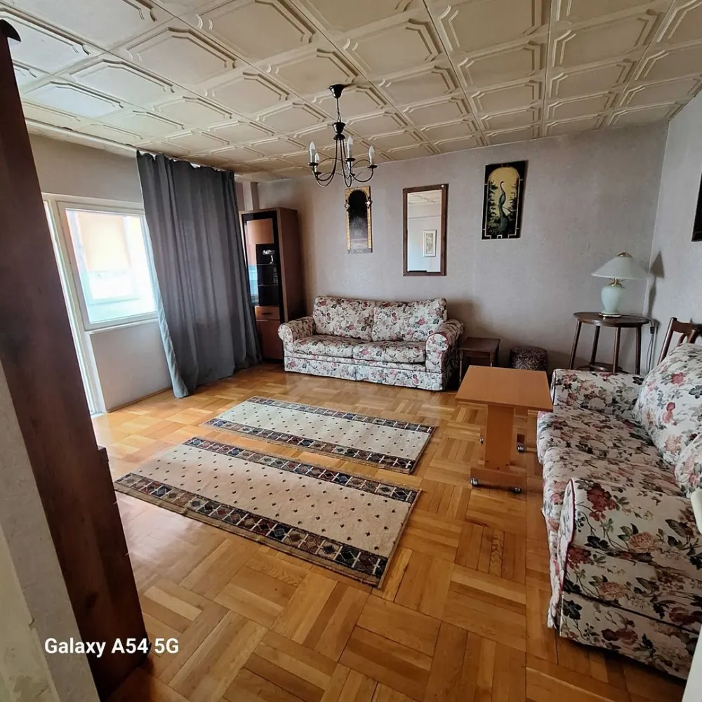 Inchiriere 2 camere rond alba iulia/bd decebal 520 euro - Proprietar, ofer spre inchiriere apartament 2 camere, langa rondul Alba Iulia/bulevardul Decebal, etaj 2 din 4, complet mobilat si utilat, bloc termoizolat, zona foarte linistita, parcare pe stradute. Incalzire termoficare, apartamentul are contoare si repartitoare. Acces rapid transport in comun 70, 79, 104 si metrou Piata Muncii (8 minute), tramva1/10.
Zona cu supermarket, cofetarii, restaurante. Piete in apropiere Obor si Ramnicu Sarat.
Nu lucrez cu firme sau intermediari. 
telefon 07********47