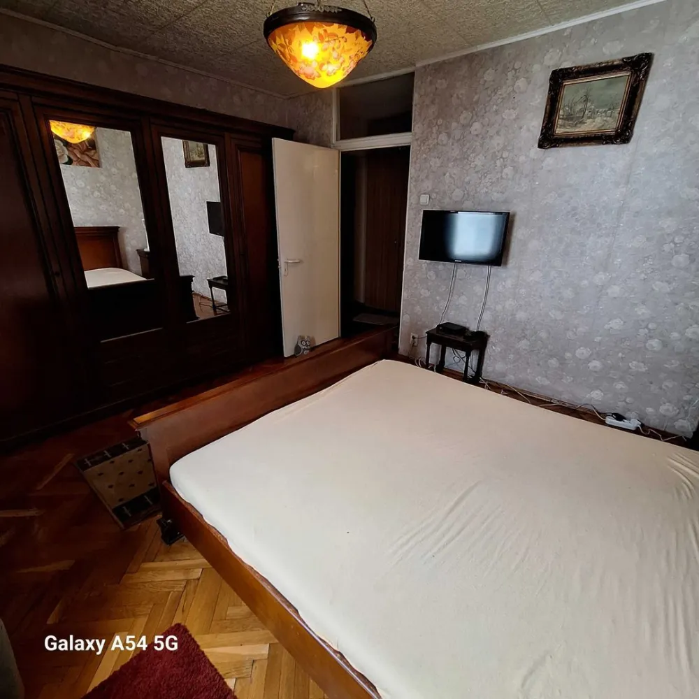 Inchiriere 2 camere rond alba iulia/bd decebal 520 euro - Proprietar, ofer spre inchiriere apartament 2 camere, langa rondul Alba Iulia/bulevardul Decebal, etaj 2 din 4, complet mobilat si utilat, bloc termoizolat, zona foarte linistita, parcare pe stradute. Incalzire termoficare, apartamentul are contoare si repartitoare. Acces rapid transport in comun 70, 79, 104 si metrou Piata Muncii (8 minute), tramva1/10.
Zona cu supermarket, cofetarii, restaurante. Piete in apropiere Obor si Ramnicu Sarat.
Nu lucrez cu firme sau intermediari. 
telefon 07********47