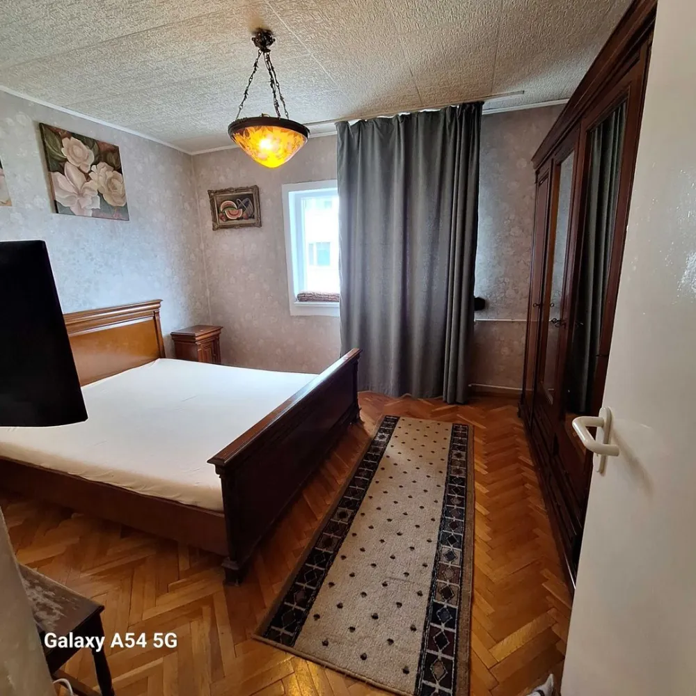 Inchiriere 2 camere rond alba iulia/bd decebal 520 euro - Proprietar, ofer spre inchiriere apartament 2 camere, langa rondul Alba Iulia/bulevardul Decebal, etaj 2 din 4, complet mobilat si utilat, bloc termoizolat, zona foarte linistita, parcare pe stradute. Incalzire termoficare, apartamentul are contoare si repartitoare. Acces rapid transport in comun 70, 79, 104 si metrou Piata Muncii (8 minute), tramva1/10.
Zona cu supermarket, cofetarii, restaurante. Piete in apropiere Obor si Ramnicu Sarat.
Nu lucrez cu firme sau intermediari. 
telefon 07********47