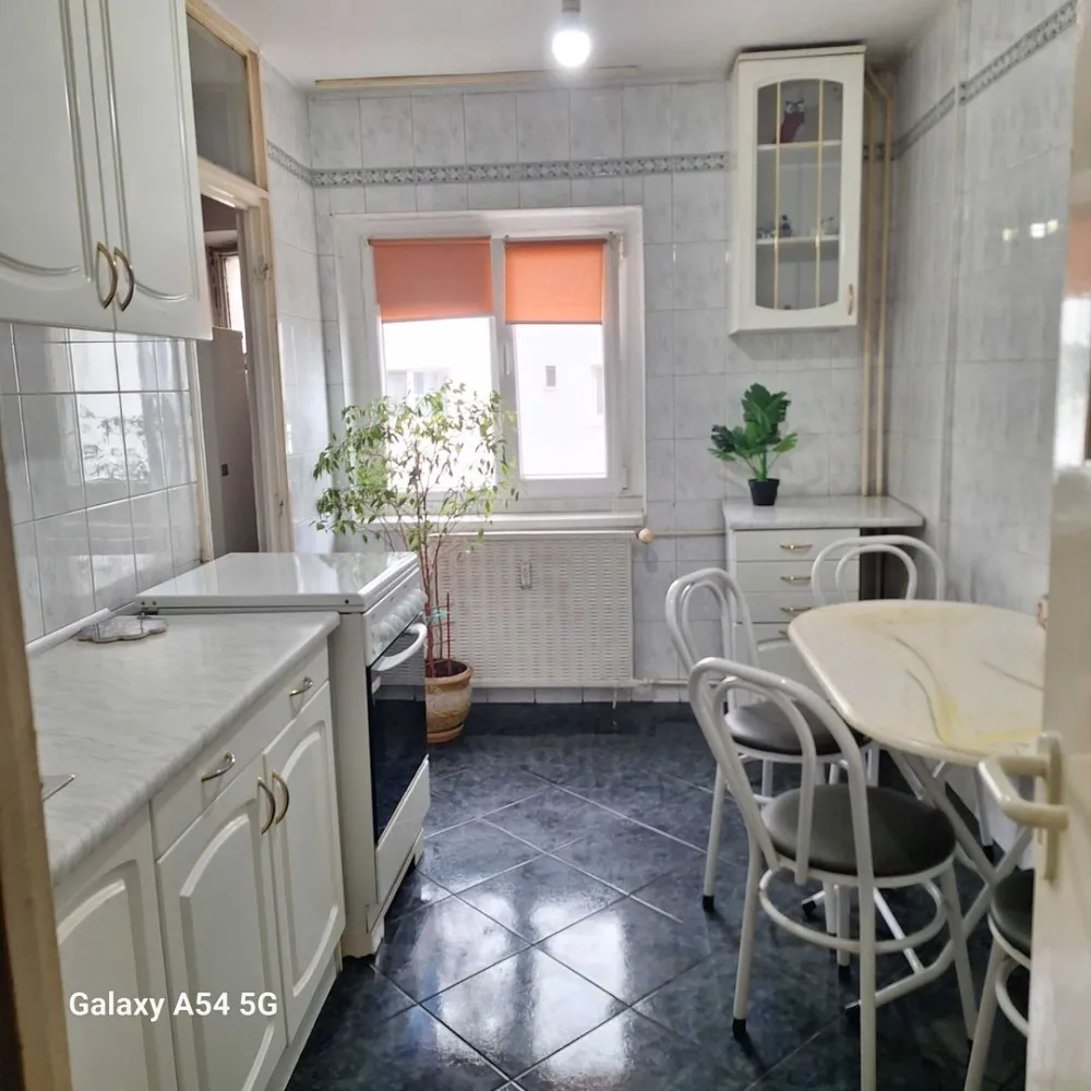 Inchiriere 2 camere rond alba iulia/bd decebal 520 euro - Proprietar, ofer spre inchiriere apartament 2 camere, langa rondul Alba Iulia/bulevardul Decebal, etaj 2 din 4, complet mobilat si utilat, bloc termoizolat, zona foarte linistita, parcare pe stradute. Incalzire termoficare, apartamentul are contoare si repartitoare. Acces rapid transport in comun 70, 79, 104 si metrou Piata Muncii (8 minute), tramva1/10.
Zona cu supermarket, cofetarii, restaurante. Piete in apropiere Obor si Ramnicu Sarat.
Nu lucrez cu firme sau intermediari. 
telefon 07********47