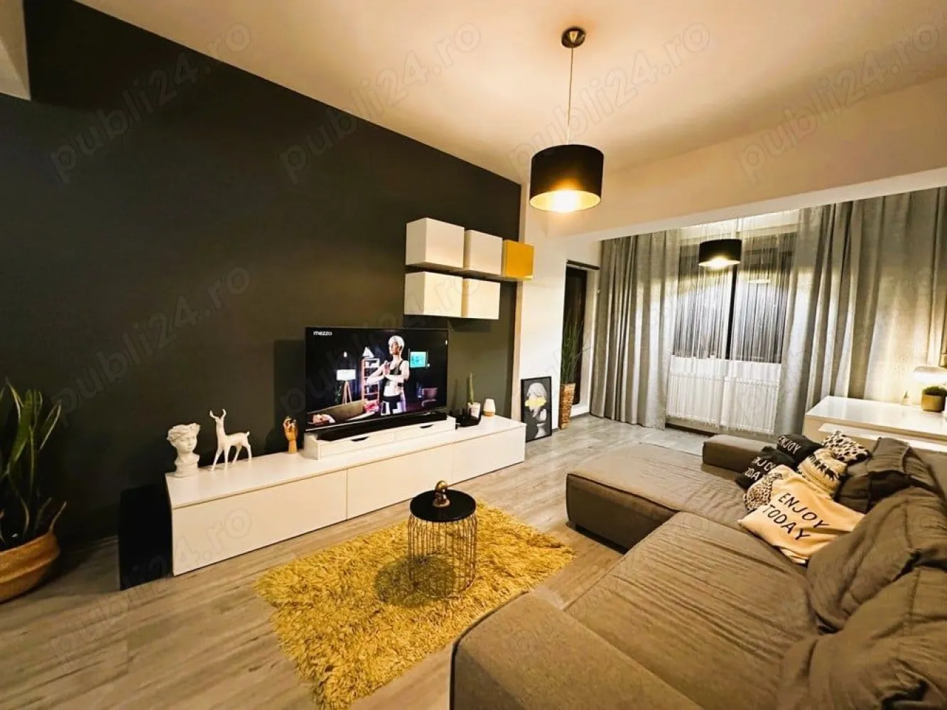 Direct Proprietar inchiriere ap 2 cam rond Alba Iulia unirii Bucuresti - Direct Proprietar inchiriere apartament 2 camere superb Unirii rond Alba Iulia Bucuresti
Direct Proprietar ofer spre inchiriere un superb apartament de 2 camere complet utilat si mobilat modern in zona Bulevardului Unirii Bucuresti, rond Alba Iulia. Apartamentul este situat in spatele Bulevardului Unirii nr 80,(30 metri) intr-un bloc nou securizat cu 2 lifturi, construit in 2018 la etajul 5 din 7. Apartamentul are o suprafata utila de 58 metri patrati si dispune de spatii de depozitare generoase(dressing hol, dressing pe tot peretele in dormitor si un balcon deschis de 5 mp care ofera o priveliste frumoasa libera spre blocurile din Bulevardul Unirii. Apartamentul dispune si de o canapea mare extensibila in living, zona de birou si plasma smart TV cu internet de mare viteza. Apartamentul dispune de centrala proprie si de aer conditionat iar bucataria este de tip open-space cu masa si scaune bar. Mentionez ca pozitia apartamentului este una foarte buna, blocul foarte bine izolat astfel incat facturile de intretinere sunt foarte mici si iarna.
Ca si pozitionare este la cativa pasi de toate restaurantele din zona rond piata Alba Iulia si Bulevardul Unirii sau Decebal (Restaurant Amoon Unirii, Arogant Resturant&Lounge etc) si supermarketuri precum Mega image, Penny la cativa metri de mers pe jos.
De asemenea se poate iesi foarte usor si in Calea Dudesti ajungand imediat in parcarea din spatele Bucuresti MALL (Mall Vitan) astfel incat se poate ajunge la mall in 3 minute de mers pe jos.
Statiile de autobuz sau tramvai sunt la 1 minut distanta iar statia de metrou se afla la 10 minute de mers pe jos sau pana la Piata Unirii se poate ajunge intr-o frumoasa plimbare la pas de 20 minute (cu masina 5 minute).
Pentru mai multe detalii si informatii .Va asteptam cu drag la vizionare!