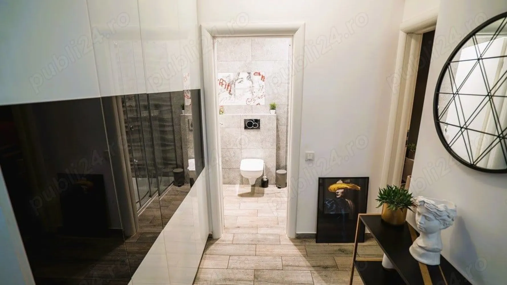 Direct Proprietar inchiriere ap 2 cam rond Alba Iulia unirii Bucuresti - Direct Proprietar inchiriere apartament 2 camere superb Unirii rond Alba Iulia Bucuresti
Direct Proprietar ofer spre inchiriere un superb apartament de 2 camere complet utilat si mobilat modern in zona Bulevardului Unirii Bucuresti, rond Alba Iulia. Apartamentul este situat in spatele Bulevardului Unirii nr 80,(30 metri) intr-un bloc nou securizat cu 2 lifturi, construit in 2018 la etajul 5 din 7. Apartamentul are o suprafata utila de 58 metri patrati si dispune de spatii de depozitare generoase(dressing hol, dressing pe tot peretele in dormitor si un balcon deschis de 5 mp care ofera o priveliste frumoasa libera spre blocurile din Bulevardul Unirii. Apartamentul dispune si de o canapea mare extensibila in living, zona de birou si plasma smart TV cu internet de mare viteza. Apartamentul dispune de centrala proprie si de aer conditionat iar bucataria este de tip open-space cu masa si scaune bar. Mentionez ca pozitia apartamentului este una foarte buna, blocul foarte bine izolat astfel incat facturile de intretinere sunt foarte mici si iarna.
Ca si pozitionare este la cativa pasi de toate restaurantele din zona rond piata Alba Iulia si Bulevardul Unirii sau Decebal (Restaurant Amoon Unirii, Arogant Resturant&Lounge etc) si supermarketuri precum Mega image, Penny la cativa metri de mers pe jos.
De asemenea se poate iesi foarte usor si in Calea Dudesti ajungand imediat in parcarea din spatele Bucuresti MALL (Mall Vitan) astfel incat se poate ajunge la mall in 3 minute de mers pe jos.
Statiile de autobuz sau tramvai sunt la 1 minut distanta iar statia de metrou se afla la 10 minute de mers pe jos sau pana la Piata Unirii se poate ajunge intr-o frumoasa plimbare la pas de 20 minute (cu masina 5 minute).
Pentru mai multe detalii si informatii .Va asteptam cu drag la vizionare!