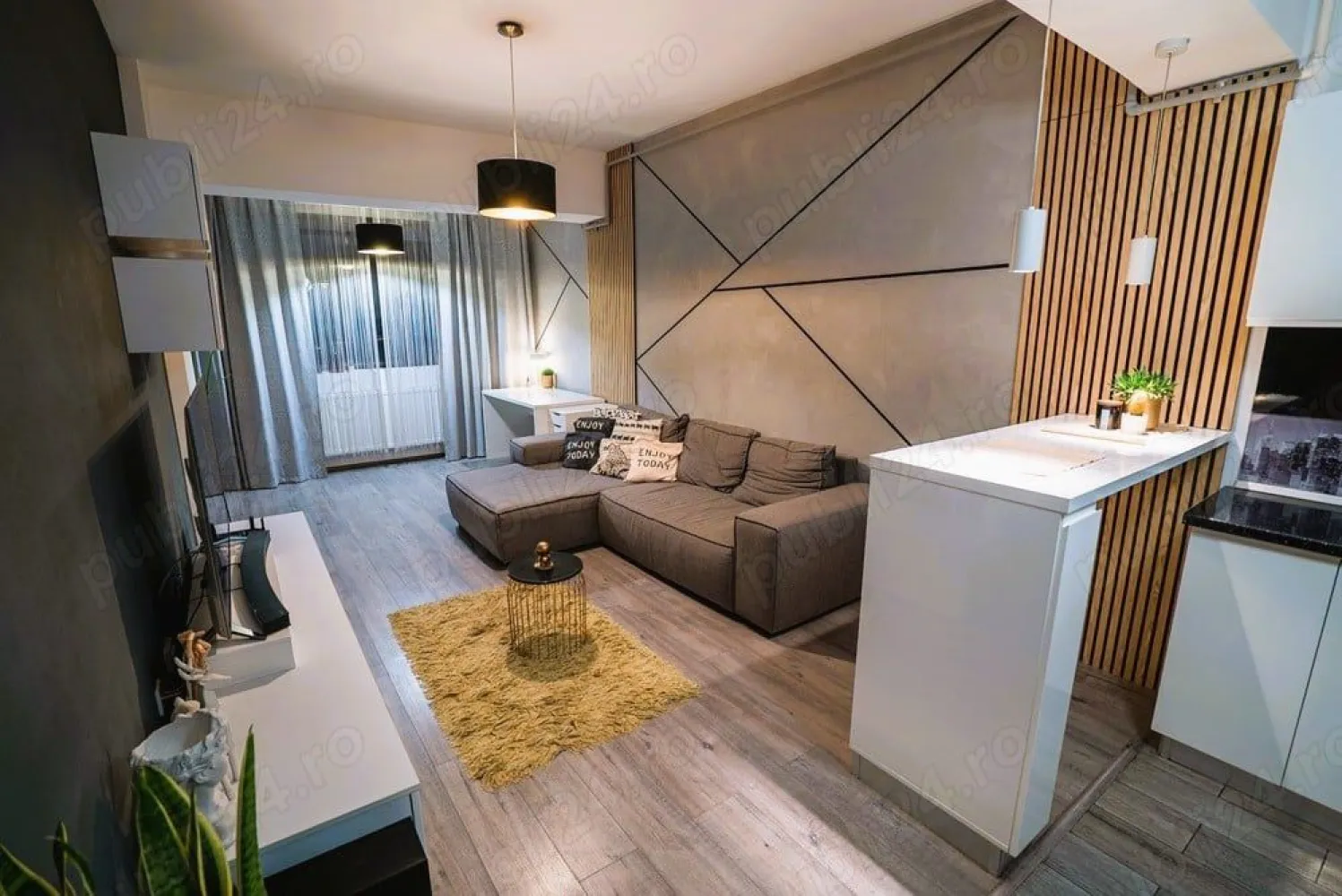 Direct Proprietar inchiriere ap 2 cam rond Alba Iulia unirii Bucuresti - Direct Proprietar inchiriere apartament 2 camere superb Unirii rond Alba Iulia Bucuresti
Direct Proprietar ofer spre inchiriere un superb apartament de 2 camere complet utilat si mobilat modern in zona Bulevardului Unirii Bucuresti, rond Alba Iulia. Apartamentul este situat in spatele Bulevardului Unirii nr 80,(30 metri) intr-un bloc nou securizat cu 2 lifturi, construit in 2018 la etajul 5 din 7. Apartamentul are o suprafata utila de 58 metri patrati si dispune de spatii de depozitare generoase(dressing hol, dressing pe tot peretele in dormitor si un balcon deschis de 5 mp care ofera o priveliste frumoasa libera spre blocurile din Bulevardul Unirii. Apartamentul dispune si de o canapea mare extensibila in living, zona de birou si plasma smart TV cu internet de mare viteza. Apartamentul dispune de centrala proprie si de aer conditionat iar bucataria este de tip open-space cu masa si scaune bar. Mentionez ca pozitia apartamentului este una foarte buna, blocul foarte bine izolat astfel incat facturile de intretinere sunt foarte mici si iarna.
Ca si pozitionare este la cativa pasi de toate restaurantele din zona rond piata Alba Iulia si Bulevardul Unirii sau Decebal (Restaurant Amoon Unirii, Arogant Resturant&Lounge etc) si supermarketuri precum Mega image, Penny la cativa metri de mers pe jos.
De asemenea se poate iesi foarte usor si in Calea Dudesti ajungand imediat in parcarea din spatele Bucuresti MALL (Mall Vitan) astfel incat se poate ajunge la mall in 3 minute de mers pe jos.
Statiile de autobuz sau tramvai sunt la 1 minut distanta iar statia de metrou se afla la 10 minute de mers pe jos sau pana la Piata Unirii se poate ajunge intr-o frumoasa plimbare la pas de 20 minute (cu masina 5 minute).
Pentru mai multe detalii si informatii .Va asteptam cu drag la vizionare!