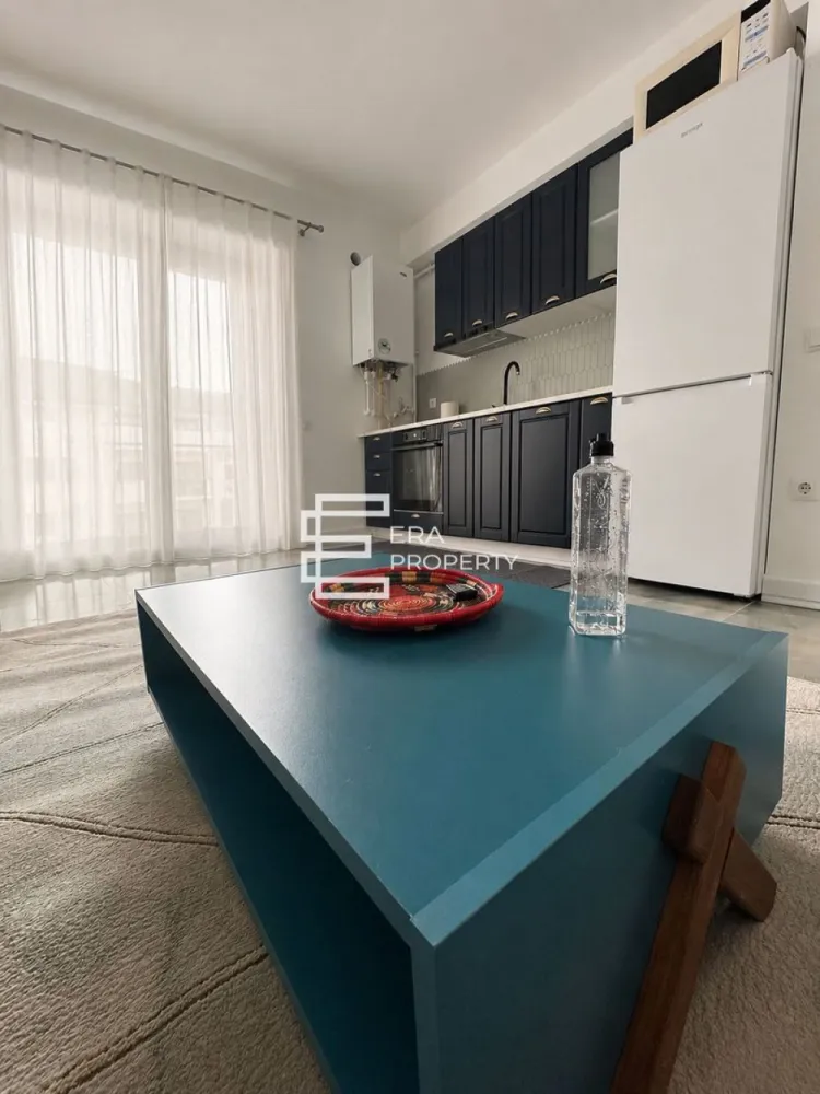 Apartament de vânzare | 2 camere | Balcon 7 mp | Doamna Stanca - Apartament de vânzare | 2 camere | Balcon 7 mp | Doamna Stanca

Vă prezentăm spre vânzare un apartament modern cu 2 camere, situat în zona Doamna Stanca, la etajul 2 al unui imobil cu regim redus de înălțime (P+3), ideal atât pentru locuință proprie, cât și pentru investiție.

Locuința are o suprafață utilă de 40 mp și beneficiază de un balcon generos de 7 mp, cu acces atât din living, cât și din dormitor. În preț este inclus și un loc de parcare privat.

Apartamentul se vinde complet mobilat și utilat, fiind pregătit pentru mutare imediată. De asemenea, există posibilitatea preluării chiriașului actual, ceea ce îl transformă într-o oportunitate excelentă pentru investitori.

Compartimentare: hol de acces; living cu bucătărie open-space; dormitor; baie cu geam pentru aerisire naturală; balcon cu acces din living și dormitor.

Avantaje:
Etaj 2 din 3;
Balcon spațios de 7 mp;
Loc de parcare inclus;
Se vinde mobilat și utilat;
Posibilitate de preluare a chiriașului;
Potrivit atât pentru locuit, cât și pentru investiție.

Preț: 98.500 €