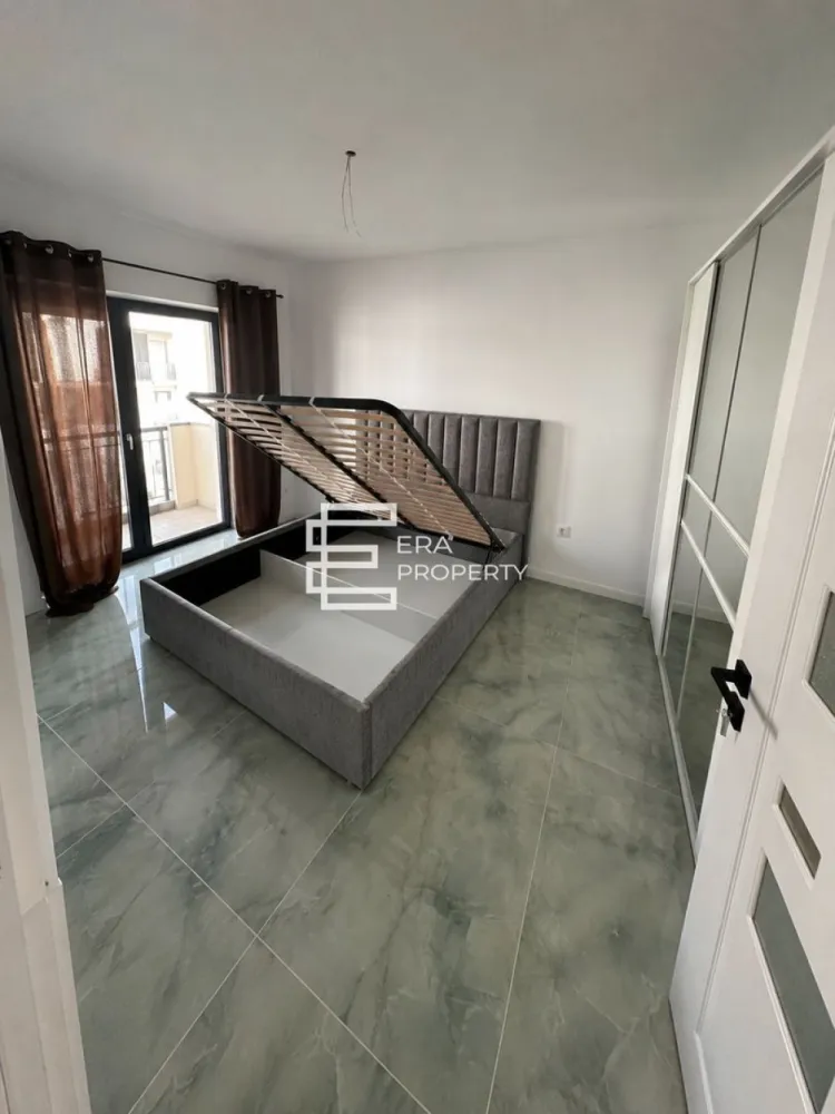 Apartament de vânzare | 2 camere | Balcon 7 mp | Doamna Stanca - Apartament de vânzare | 2 camere | Balcon 7 mp | Doamna Stanca

Vă prezentăm spre vânzare un apartament modern cu 2 camere, situat în zona Doamna Stanca, la etajul 2 al unui imobil cu regim redus de înălțime (P+3), ideal atât pentru locuință proprie, cât și pentru investiție.

Locuința are o suprafață utilă de 40 mp și beneficiază de un balcon generos de 7 mp, cu acces atât din living, cât și din dormitor. În preț este inclus și un loc de parcare privat.

Apartamentul se vinde complet mobilat și utilat, fiind pregătit pentru mutare imediată. De asemenea, există posibilitatea preluării chiriașului actual, ceea ce îl transformă într-o oportunitate excelentă pentru investitori.

Compartimentare: hol de acces; living cu bucătărie open-space; dormitor; baie cu geam pentru aerisire naturală; balcon cu acces din living și dormitor.

Avantaje:
Etaj 2 din 3;
Balcon spațios de 7 mp;
Loc de parcare inclus;
Se vinde mobilat și utilat;
Posibilitate de preluare a chiriașului;
Potrivit atât pentru locuit, cât și pentru investiție.

Preț: 98.500 €