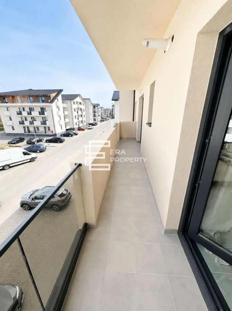 Apartament de vânzare | 2 camere | Balcon 7 mp | Doamna Stanca - Apartament de vânzare | 2 camere | Balcon 7 mp | Doamna Stanca

Vă prezentăm spre vânzare un apartament modern cu 2 camere, situat în zona Doamna Stanca, la etajul 2 al unui imobil cu regim redus de înălțime (P+3), ideal atât pentru locuință proprie, cât și pentru investiție.

Locuința are o suprafață utilă de 40 mp și beneficiază de un balcon generos de 7 mp, cu acces atât din living, cât și din dormitor. În preț este inclus și un loc de parcare privat.

Apartamentul se vinde complet mobilat și utilat, fiind pregătit pentru mutare imediată. De asemenea, există posibilitatea preluării chiriașului actual, ceea ce îl transformă într-o oportunitate excelentă pentru investitori.

Compartimentare: hol de acces; living cu bucătărie open-space; dormitor; baie cu geam pentru aerisire naturală; balcon cu acces din living și dormitor.

Avantaje:
Etaj 2 din 3;
Balcon spațios de 7 mp;
Loc de parcare inclus;
Se vinde mobilat și utilat;
Posibilitate de preluare a chiriașului;
Potrivit atât pentru locuit, cât și pentru investiție.

Preț: 98.500 €