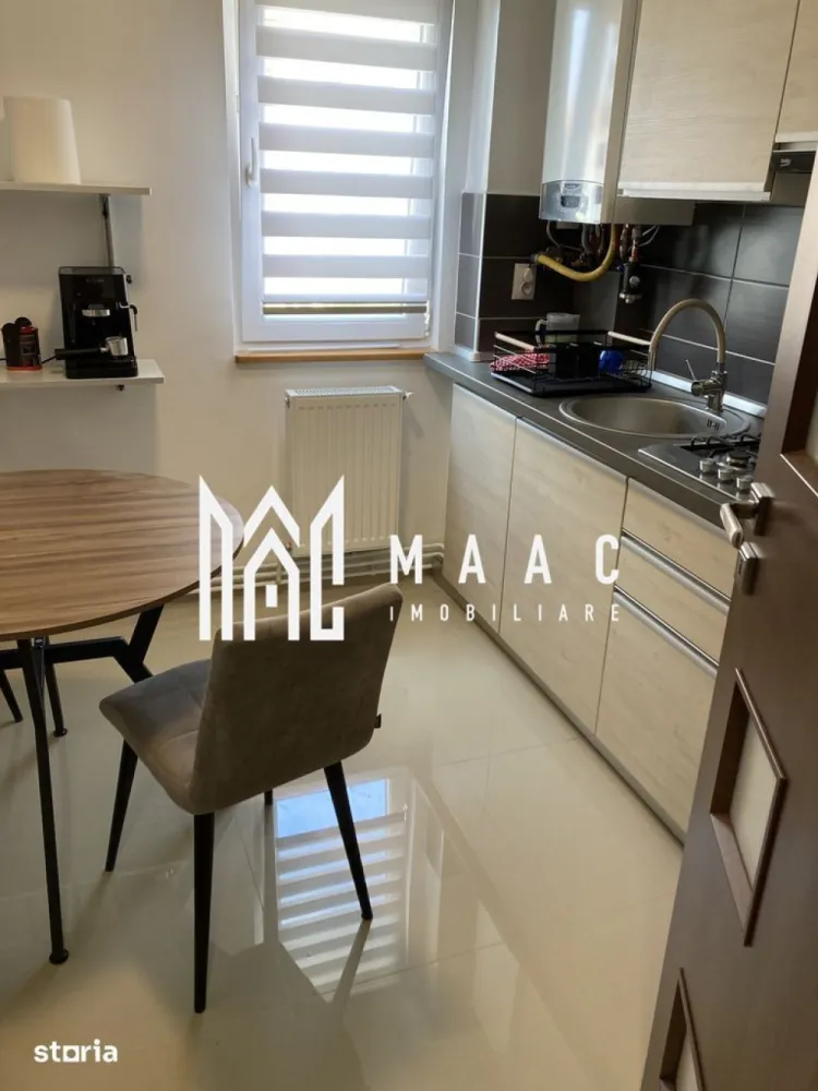 Apartament 2 camere | Etaj 3 | Balcon | Zona Rahovei - MAAC Imobiliare vă propune spre închiriere un apartament modern cu 2 camere, situat în cartierul Hipodrom I, zona Rahovei, una dintre cele mai căutate zone rezidențiale din Sibiu, datorită accesului facil către centre comerciale, școli, mijloace de transport și centrul orașului.

Detalii proprietate
Suprafață utilă: 47 mpu
Balcon: 7 mp
Etaj: 3 din 4
Compartimentare: semidecomandată
Disponibil imediat
Compartimentare
Living luminos
Dormitor
Bucătărie închisă
Baie cu cadă și geam de aerisire
Debara pentru depozitare
Balcon generos
Dotări și beneficii
Complet mobilat și utilat
Aer condiționat
Mașină de spălat rufe
Bucătărie mobilată și echipată
Baie cu ventilație naturală
Debara spațioasă
Apartament renovat recent
Prima închiriere după renovare
Avantaje locație

Aproape de magazine, supermarketuri și farmacii
Stații de autobuz în imediata apropiere
Acces rapid către școli și grădinițe
Conexiune facilă către centrul orașului
Zonă liniștită și bine dezvoltată
Condiții de închiriere
Contract minim 12 luni
Garanție: echivalentul unei chirii lunare
Nu se acceptă animale de companie
Posibilitate de prelungire a contractului

Pentru detalii și vizionare, contactați-ne și menționați codul CP3181544