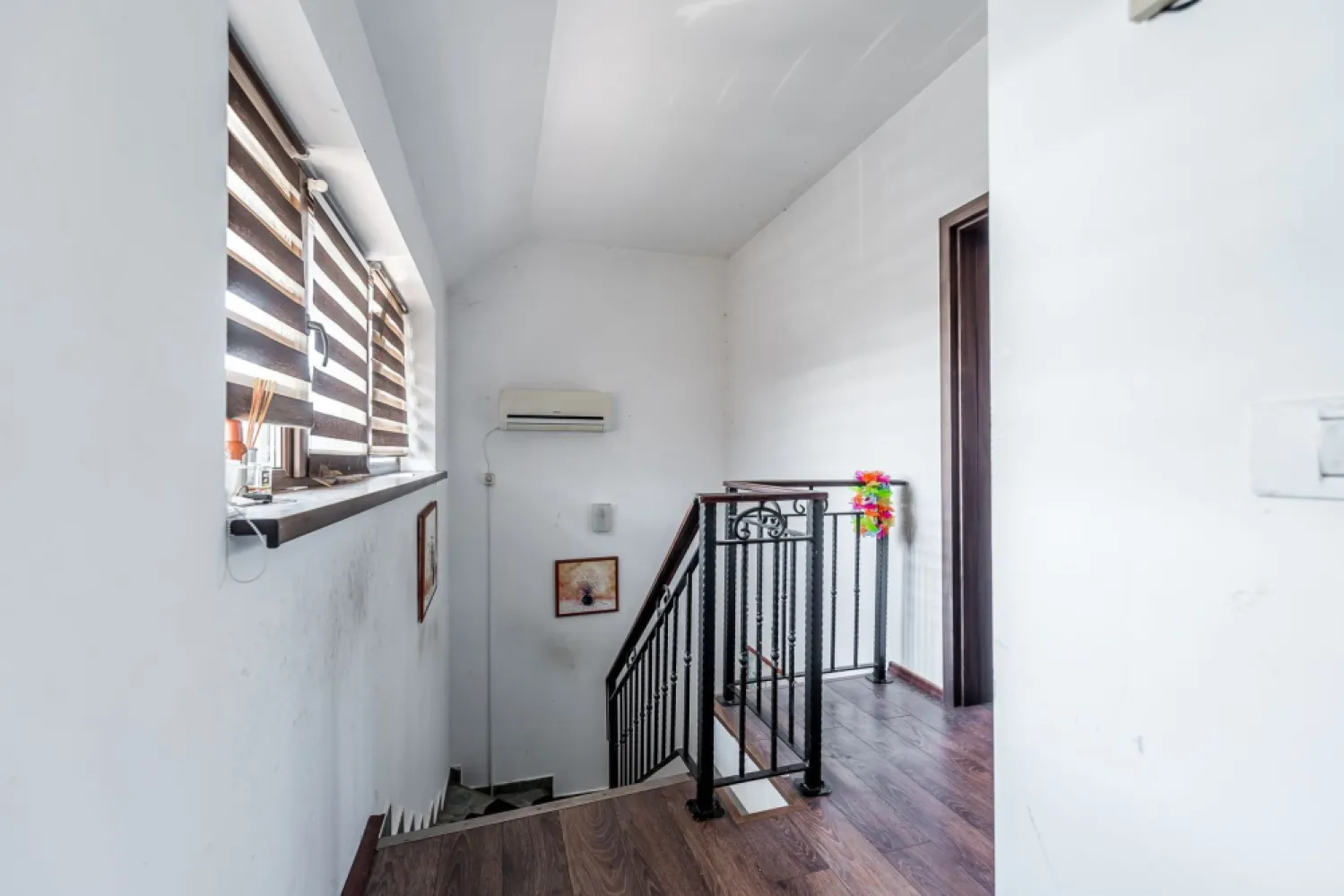 Casa 96mp utili Via Carmina-zona linistita - De vânzare casă cu 3 camere, în Via Carmina, poziționată în singura zonă cu verdeață din cartier. 

Casa este potrivită pentru o familie cu copii, dar și pentru un investitor care urmărește o proprietate cu potențial într-o zonă rezidențială apreciată. 

Are teren de 349 mp și beneficiază de un plus important de intimitate: nu are vecin nici în dreapta, nici în spatele casei.

În apropiere se află Lidl, biserici, grădiniță și supermarket ACA. 

Preț atractiv. 

Sună pentru informații clare și programarea unei vizionări: 
Flavius Novanc – 40770310381