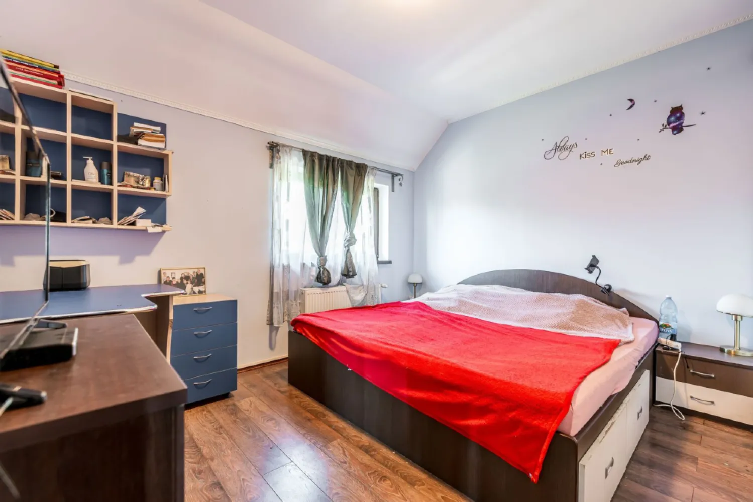 Casa 96mp utili Via Carmina-zona linistita - De vânzare casă cu 3 camere, în Via Carmina, poziționată în singura zonă cu verdeață din cartier. 

Casa este potrivită pentru o familie cu copii, dar și pentru un investitor care urmărește o proprietate cu potențial într-o zonă rezidențială apreciată. 

Are teren de 349 mp și beneficiază de un plus important de intimitate: nu are vecin nici în dreapta, nici în spatele casei.

În apropiere se află Lidl, biserici, grădiniță și supermarket ACA. 

Preț atractiv. 

Sună pentru informații clare și programarea unei vizionări: 
Flavius Novanc – 40770310381