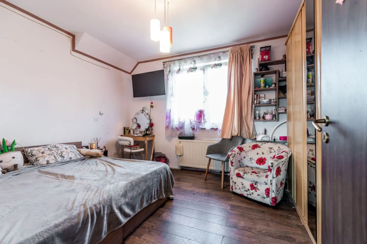 Casa 96mp utili Via Carmina-zona linistita - De vânzare casă cu 3 camere, în Via Carmina, poziționată în singura zonă cu verdeață din cartier. 

Casa este potrivită pentru o familie cu copii, dar și pentru un investitor care urmărește o proprietate cu potențial într-o zonă rezidențială apreciată. 

Are teren de 349 mp și beneficiază de un plus important de intimitate: nu are vecin nici în dreapta, nici în spatele casei.

În apropiere se află Lidl, biserici, grădiniță și supermarket ACA. 

Preț atractiv. 

Sună pentru informații clare și programarea unei vizionări: 
Flavius Novanc – 40770310381