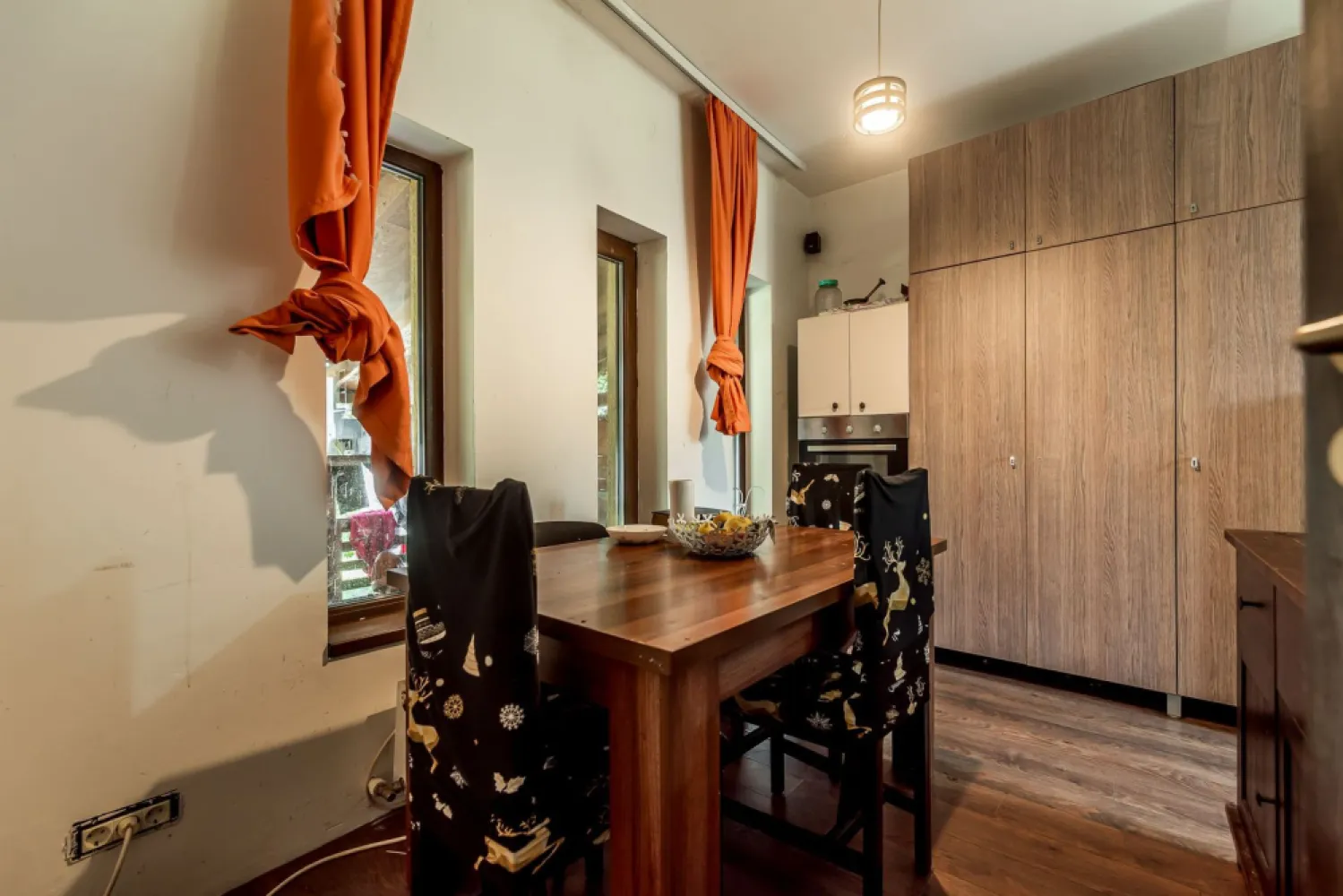 Casa 96mp utili Via Carmina-zona linistita - De vânzare casă cu 3 camere, în Via Carmina, poziționată în singura zonă cu verdeață din cartier. 

Casa este potrivită pentru o familie cu copii, dar și pentru un investitor care urmărește o proprietate cu potențial într-o zonă rezidențială apreciată. 

Are teren de 349 mp și beneficiază de un plus important de intimitate: nu are vecin nici în dreapta, nici în spatele casei.

În apropiere se află Lidl, biserici, grădiniță și supermarket ACA. 

Preț atractiv. 

Sună pentru informații clare și programarea unei vizionări: 
Flavius Novanc – 40770310381