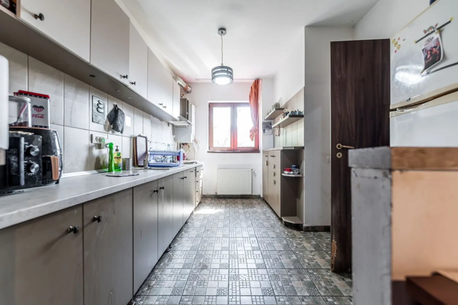 Casa 96mp utili Via Carmina-zona linistita - De vânzare casă cu 3 camere, în Via Carmina, poziționată în singura zonă cu verdeață din cartier. 

Casa este potrivită pentru o familie cu copii, dar și pentru un investitor care urmărește o proprietate cu potențial într-o zonă rezidențială apreciată. 

Are teren de 349 mp și beneficiază de un plus important de intimitate: nu are vecin nici în dreapta, nici în spatele casei.

În apropiere se află Lidl, biserici, grădiniță și supermarket ACA. 

Preț atractiv. 

Sună pentru informații clare și programarea unei vizionări: 
Flavius Novanc – 40770310381