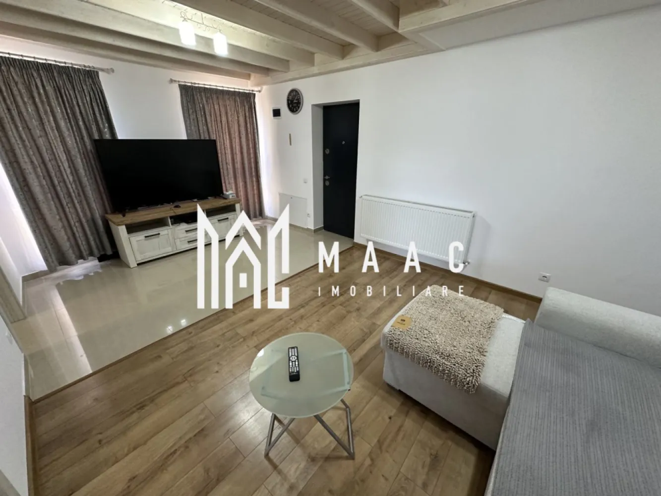 Apartament 2 camere | Etaj 2 | Terasa | Zona Calea Cisnadiei - MAAC Imobiliare ofera spre inchiriere apartament de 2 camere, la casa nou construita, complet mobilat si renovat, in zona Calea Cisnadiei - Arhitectilor.

Locuinta semidecomandata se afla la etajul 2, are suprafata utila de 80mp si este alcatuit din living cu colat extensibil si Smart TV, bucatarie inchisa cu toate facilitatile, dormitor cu 2 paturi duble, 2 bai moderne si terasa generoasa de 7mp. Este loc de parcare propriu. Zona si vecinatati linistite.

Acesta este unul luminos si bine izolat termic, temperatura pastrandu-se foarte bine, ceea ce constituie un avantaj si pe timp de iarna, dar si vara.

Amplasamentul casei este unul avantajos, la 10 minute de mers cu masina de centru/Mall la 5 minute de mers pe jos de magazine, farmacii.

Pentru mai multe detalii precizati telefonic ca ati vazut anuntul cu ID: CP2110935