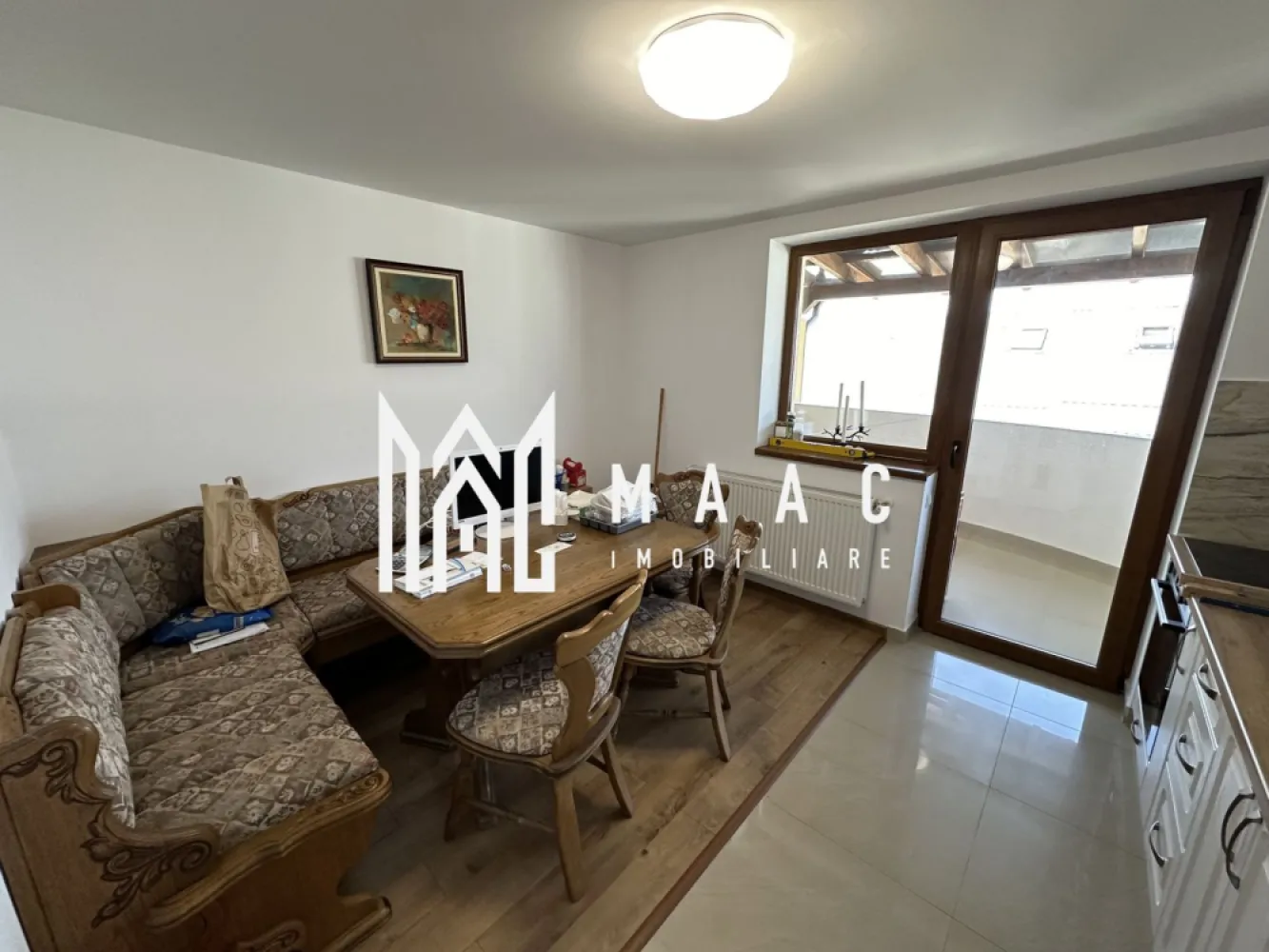 Apartament 2 camere | Etaj 2 | Terasa | Zona Calea Cisnadiei - MAAC Imobiliare ofera spre inchiriere apartament de 2 camere, la casa nou construita, complet mobilat si renovat, in zona Calea Cisnadiei - Arhitectilor.

Locuinta semidecomandata se afla la etajul 2, are suprafata utila de 80mp si este alcatuit din living cu colat extensibil si Smart TV, bucatarie inchisa cu toate facilitatile, dormitor cu 2 paturi duble, 2 bai moderne si terasa generoasa de 7mp. Este loc de parcare propriu. Zona si vecinatati linistite.

Acesta este unul luminos si bine izolat termic, temperatura pastrandu-se foarte bine, ceea ce constituie un avantaj si pe timp de iarna, dar si vara.

Amplasamentul casei este unul avantajos, la 10 minute de mers cu masina de centru/Mall la 5 minute de mers pe jos de magazine, farmacii.

Pentru mai multe detalii precizati telefonic ca ati vazut anuntul cu ID: CP2110935