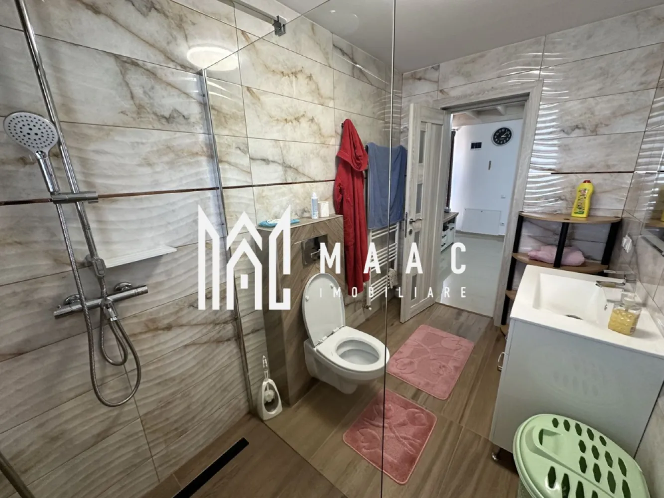 Apartament 2 camere | Etaj 2 | Terasa | Zona Calea Cisnadiei - MAAC Imobiliare ofera spre inchiriere apartament de 2 camere, la casa nou construita, complet mobilat si renovat, in zona Calea Cisnadiei - Arhitectilor.

Locuinta semidecomandata se afla la etajul 2, are suprafata utila de 80mp si este alcatuit din living cu colat extensibil si Smart TV, bucatarie inchisa cu toate facilitatile, dormitor cu 2 paturi duble, 2 bai moderne si terasa generoasa de 7mp. Este loc de parcare propriu. Zona si vecinatati linistite.

Acesta este unul luminos si bine izolat termic, temperatura pastrandu-se foarte bine, ceea ce constituie un avantaj si pe timp de iarna, dar si vara.

Amplasamentul casei este unul avantajos, la 10 minute de mers cu masina de centru/Mall la 5 minute de mers pe jos de magazine, farmacii.

Pentru mai multe detalii precizati telefonic ca ati vazut anuntul cu ID: CP2110935