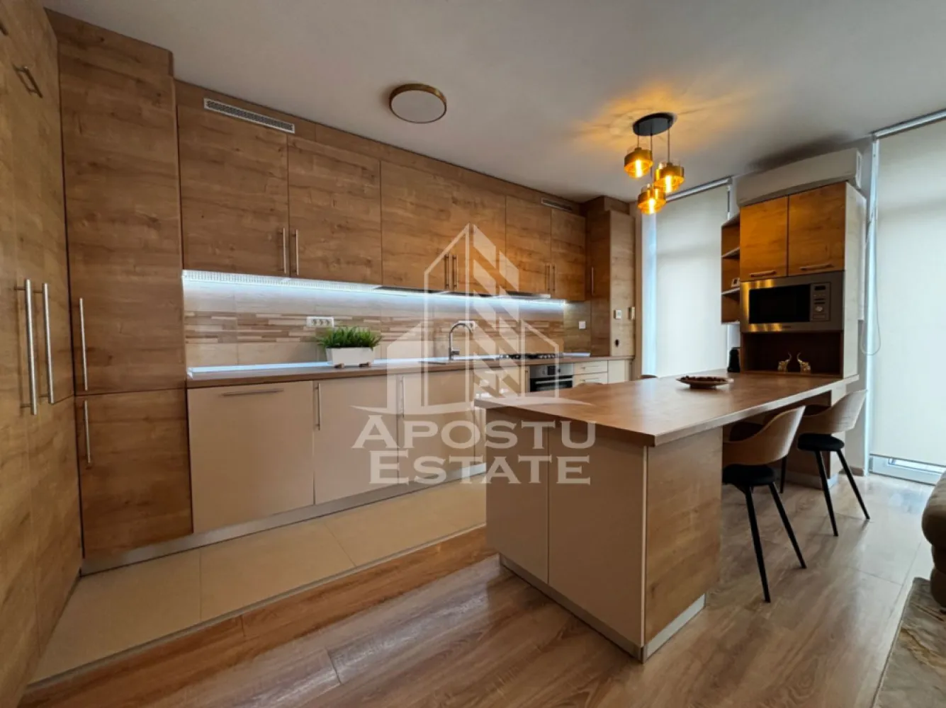 Apartament cu 3 camere de inchiriat, Timisoara, City of Mara - Agentia imobiliara APOSTU ESTATE va propune spre inchiriere un apartament cu 3 camere, doua bai, spatios si luminos, situat in zona Circumvalatiuni, apartamentul este situat in complexul rezidential City of Mara, o zona linistita si bine pozitionata din Timisoara, potrivit pentru cupluri si familii care isi doresc o locuinta unde sa se simta confortabil si cu acces facil catre scoli, statii de autobuz, supermarketuri , magazine de zona, parcuri.

Suprafata utila: 63 mpu + 2 terase
Compartimentare eficienta:
-Hol de acces generos
-Bucatarie complet mobilata si utilata, cu loc de luat masa
-Living luminos si spatios
-Doua dorimitoare mobilate
-Doua bai

Confort si facilitati:
-Incalzirea apartamentului: centrala proprie 
-Apartamentul este complet mobilat si utilat
-Nu se accepta animale de companie de catre proprietar

Localizare:
-Timis,Timisoara, zona Circumvalatiunii (City of Mara) – acces facil spre magazine, supermarketul Lidl, scoli, parcuri si mijloace de transport in comun.

Ideal pentru:
-Familii
-Cupluri

Disponibilitate: imediata
Pret chirie lunara: 730 Euro ( usor negociabil)
Programeaza o vizionare pentru a-ti putea imagina viitorul aici!
ID intern: CP3182118