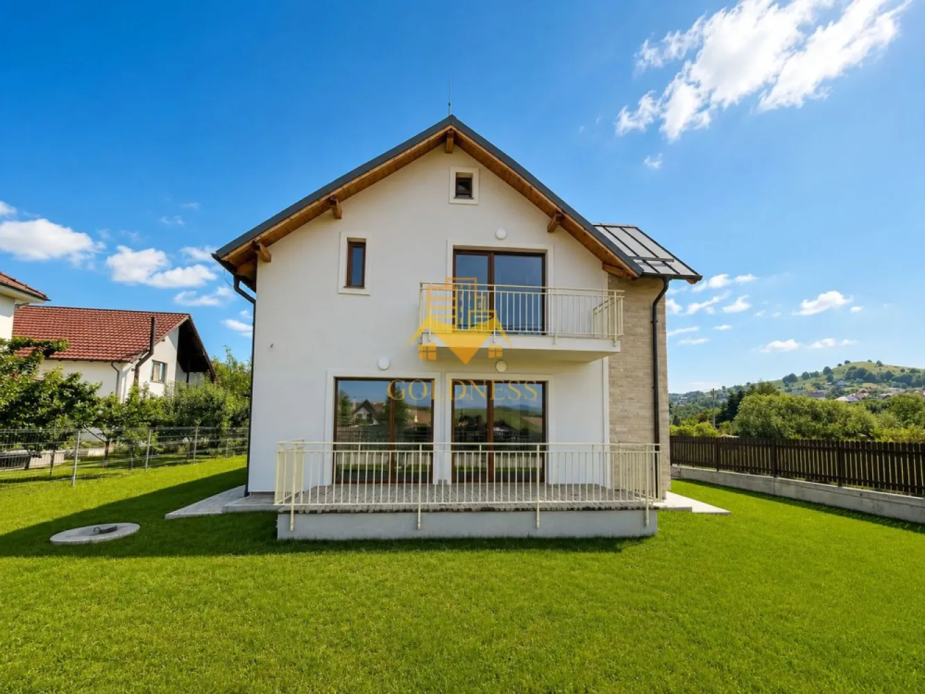 Casa individuala, Premium, Curte 500Mp, 4 Camere, Salicea, Sun tropez - GOLDNESS Imobiliare vă propune spre închiriere o casă individuală premium, situată în localitatea Sălicea, una dintre cele mai apreciate zone rezidențiale din apropierea Clujului, ideală pentru familii sau persoane care își doresc liniște, spațiu generos și acces rapid către oraș.

Imobilul impresionează prin suprafețele generoase, compartimentarea practică, curtea proprie amenajată și priveliștea deosebită asupra împrejurimilor, oferind un echilibru perfect între confortul urban și intimitatea unei locuințe situate într-o zonă verde și aerisită.

Casa se închiriază pe o perioadă minimă de 12 luni.

Un avantaj important îl reprezintă faptul că proprietatea se poate mobila și utila în funcție de nevoile chiriașului, proprietarul fiind deschis la personalizarea amenajării în funcție de cerințele viitorilor locatari.

Compartimentare

Parter:

Living generos, cu acces direct către terasa exterioară și curtea proprie;
Bucătărie separată;
Baie cu dus walk-in
Cameră tehnică;
Garaj; si 2 parcari pavate
Terasă spațioasă;
Curte privată amenajată.

Accesul către terasa și grădina din spate se realizează direct din living, iar accesul către garaj și curtea principală se face din zona intrării în proprietate.

Etaj:

Dormitor matrimonial cu acces pe terasa comună;
Dormitor matrimonial cu acces pe terasa comună;
Baie deservind cele două dormitoare;
Dormitor matrimonial matrimonial de dimensiuni generoase, prevăzut cu:
baie proprie;
dressing separat;
acces direct pe balcon.
Dotări și beneficii
Sistem modern de încălzire prin pompă de căldură, cu costuri reduse de exploatare;
Izolație termică eficientă;
Curte proprie generoasă;
Garaj;
Terasă și balcon;
Zonă liniștită, cu trafic redus;
Priveliște panoramică asupra zonei;
Finisaje moderne și spații luminoase;
Contract pe termen lung (minimum 1 an).
Informații tehnice

Proprietatea este echipată cu un sistem propriu de tratare a apelor uzate prin microstație de epurare, o soluție modernă și eficientă pentru gestionarea canalizării.

Puncte de interes și accesibilitate
Vivo! Cluj-Napoca
Cu mașina: aproximativ 10-13 minute
Cu transportul în comun: aproximativ 30-40 minute
Distanță: aproximativ 8 km
Spitalul Clinic de Recuperare Cluj-Napoca
Cu mașina: aproximativ 15 minute
Cu transportul în comun: aproximativ 40-50 minute
Distanță: aproximativ 12 km
Centrul Clujului – Piața Unirii
Cu mașina: aproximativ 18-20 minute
Cu transportul în comun: aproximativ 50-50 minute
Distanță: aproximativ 13 km

Această proprietate reprezintă alegerea ideală pentru cei care își doresc confortul unei case moderne, eficiență energetică ridicată, spații generoase și acces rapid către principalele puncte de interes ale municipiului Cluj-Napoca, beneficiind în același timp de liniștea și aerul curat oferite de zona rezidențială Sălicea.

Pentru informații suplimentare sau programarea unei vizionări, echipa GOLDNESS Imobiliare vă stă la dispoziție.

Pentru intermediere se percepe un comision de 75% din valoarea unei chirii.