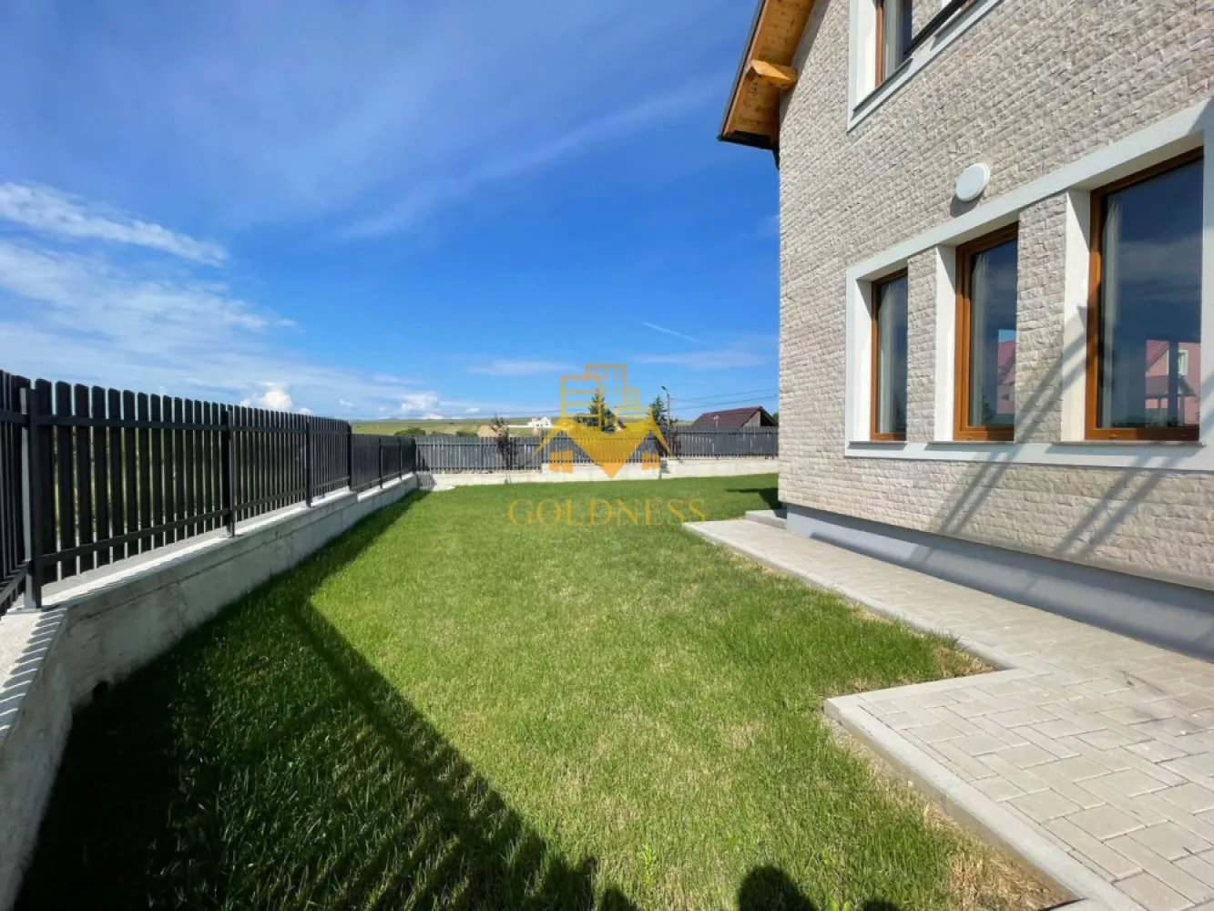 Casa individuala, Premium, Curte 500Mp, 4 Camere, Salicea, Sun tropez - GOLDNESS Imobiliare vă propune spre închiriere o casă individuală premium, situată în localitatea Sălicea, una dintre cele mai apreciate zone rezidențiale din apropierea Clujului, ideală pentru familii sau persoane care își doresc liniște, spațiu generos și acces rapid către oraș.

Imobilul impresionează prin suprafețele generoase, compartimentarea practică, curtea proprie amenajată și priveliștea deosebită asupra împrejurimilor, oferind un echilibru perfect între confortul urban și intimitatea unei locuințe situate într-o zonă verde și aerisită.

Casa se închiriază pe o perioadă minimă de 12 luni.

Un avantaj important îl reprezintă faptul că proprietatea se poate mobila și utila în funcție de nevoile chiriașului, proprietarul fiind deschis la personalizarea amenajării în funcție de cerințele viitorilor locatari.

Compartimentare

Parter:

Living generos, cu acces direct către terasa exterioară și curtea proprie;
Bucătărie separată;
Baie cu dus walk-in
Cameră tehnică;
Garaj; si 2 parcari pavate
Terasă spațioasă;
Curte privată amenajată.

Accesul către terasa și grădina din spate se realizează direct din living, iar accesul către garaj și curtea principală se face din zona intrării în proprietate.

Etaj:

Dormitor matrimonial cu acces pe terasa comună;
Dormitor matrimonial cu acces pe terasa comună;
Baie deservind cele două dormitoare;
Dormitor matrimonial matrimonial de dimensiuni generoase, prevăzut cu:
baie proprie;
dressing separat;
acces direct pe balcon.
Dotări și beneficii
Sistem modern de încălzire prin pompă de căldură, cu costuri reduse de exploatare;
Izolație termică eficientă;
Curte proprie generoasă;
Garaj;
Terasă și balcon;
Zonă liniștită, cu trafic redus;
Priveliște panoramică asupra zonei;
Finisaje moderne și spații luminoase;
Contract pe termen lung (minimum 1 an).
Informații tehnice

Proprietatea este echipată cu un sistem propriu de tratare a apelor uzate prin microstație de epurare, o soluție modernă și eficientă pentru gestionarea canalizării.

Puncte de interes și accesibilitate
Vivo! Cluj-Napoca
Cu mașina: aproximativ 10-13 minute
Cu transportul în comun: aproximativ 30-40 minute
Distanță: aproximativ 8 km
Spitalul Clinic de Recuperare Cluj-Napoca
Cu mașina: aproximativ 15 minute
Cu transportul în comun: aproximativ 40-50 minute
Distanță: aproximativ 12 km
Centrul Clujului – Piața Unirii
Cu mașina: aproximativ 18-20 minute
Cu transportul în comun: aproximativ 50-50 minute
Distanță: aproximativ 13 km

Această proprietate reprezintă alegerea ideală pentru cei care își doresc confortul unei case moderne, eficiență energetică ridicată, spații generoase și acces rapid către principalele puncte de interes ale municipiului Cluj-Napoca, beneficiind în același timp de liniștea și aerul curat oferite de zona rezidențială Sălicea.

Pentru informații suplimentare sau programarea unei vizionări, echipa GOLDNESS Imobiliare vă stă la dispoziție.

Pentru intermediere se percepe un comision de 75% din valoarea unei chirii.