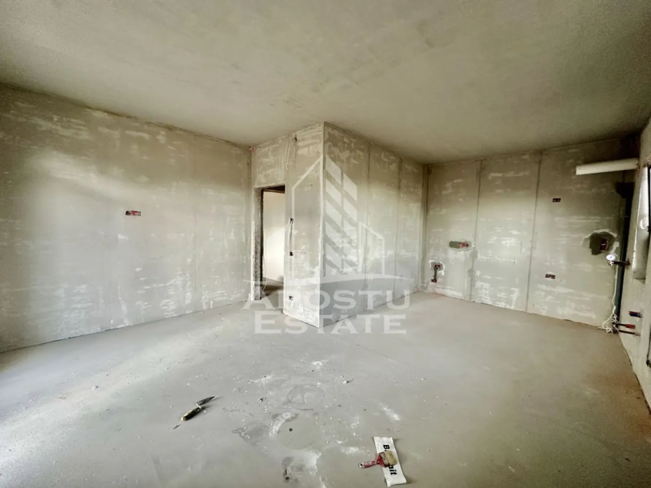 Apartament cu 3 camere, semidecomandat, etaj 1, zona Lidl din Giroc - APOSTU ESTATE va ofera spre vanzare un apartament cu 3 camere, semidecomandat, situat la etaj intermediar, in zona Lidl din Giroc.
Suprafata utila a apartamentului este de 68 mp + 2 balcoane de 12 mp fiecare.
Confortul termic se realizeaza cu ajutorul centralei proprii pe gaz cu incalzire in pardoseala.
Dispune de 1 loc de parcare.
Regimul de inaltime al blocului este P+2+M.
Blocul este realizat din caramida Porotherm de 30 de cm pe exterior si 25 de cm cu vata bazaltica in interior, intre apartamente.
Geamurile sunt tripan Rehau, iar usile de la Porta Doors.
Blocul dispune de camere de supraveghere.
Blocul este in constructie si are termen de predare, sfarsitul anului.

Compartimentare:
- hol acces
- living open space
- bucatarie
- 2 dormitoare
- baie
- 2 balcoane

Pretul este 114.000€ negociabil pentru apartamentele de la etajul 1
112.000 euro negociabil pentru apartamentele de la etajul 2
110.000 euro negociabil pentru apartamentele de la etajul 3.
Va asteptam cu drag la o vizionare!
CP 2312054
