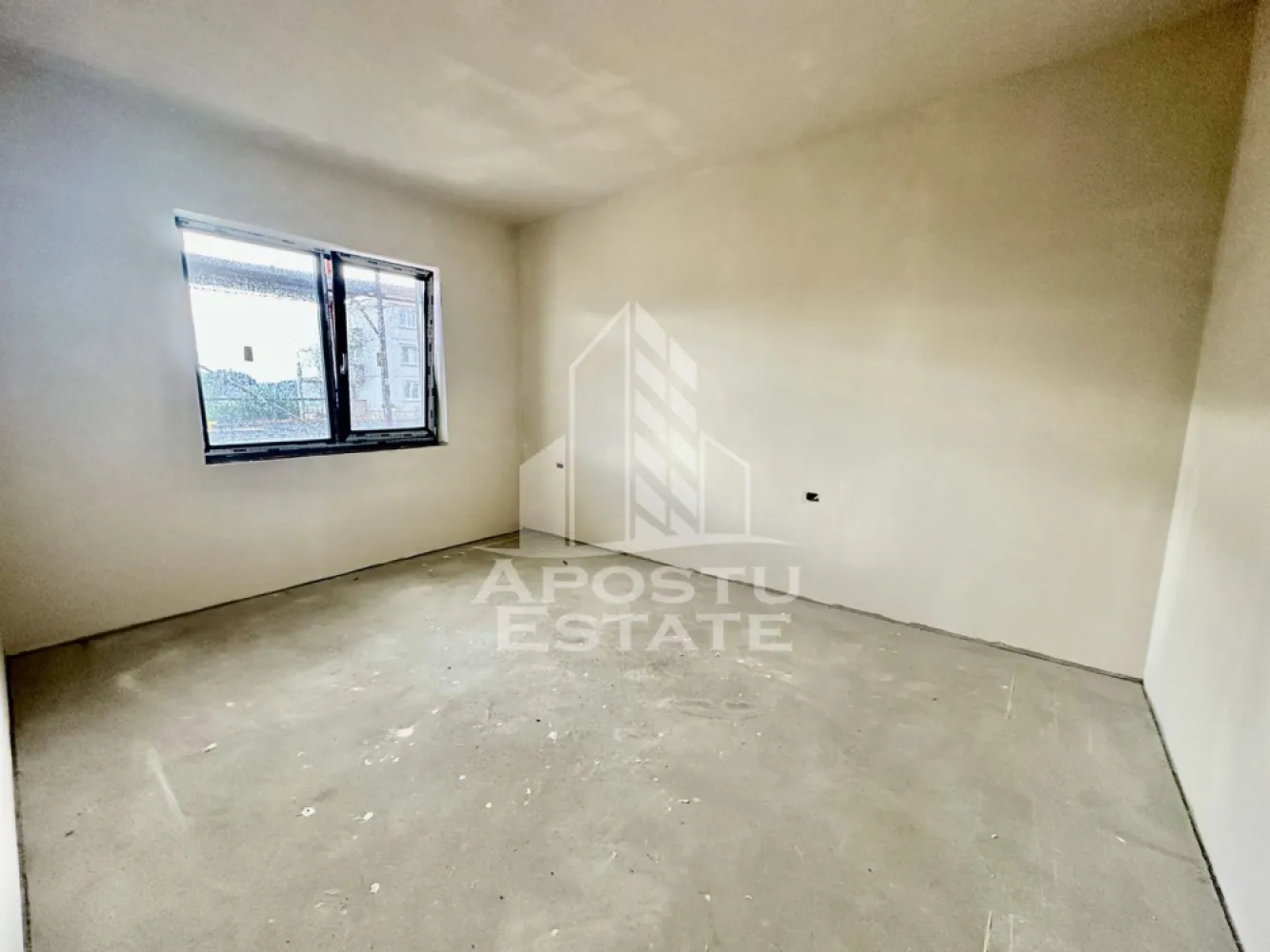 Apartament cu 3 camere, semidecomandat, etaj 1, zona Lidl din Giroc - APOSTU ESTATE va ofera spre vanzare un apartament cu 3 camere, semidecomandat, situat la etaj intermediar, in zona Lidl din Giroc.
Suprafata utila a apartamentului este de 68 mp + 2 balcoane de 12 mp fiecare.
Confortul termic se realizeaza cu ajutorul centralei proprii pe gaz cu incalzire in pardoseala.
Dispune de 1 loc de parcare.
Regimul de inaltime al blocului este P+2+M.
Blocul este realizat din caramida Porotherm de 30 de cm pe exterior si 25 de cm cu vata bazaltica in interior, intre apartamente.
Geamurile sunt tripan Rehau, iar usile de la Porta Doors.
Blocul dispune de camere de supraveghere.
Blocul este in constructie si are termen de predare, sfarsitul anului.

Compartimentare:
- hol acces
- living open space
- bucatarie
- 2 dormitoare
- baie
- 2 balcoane

Pretul este 114.000€ negociabil pentru apartamentele de la etajul 1
112.000 euro negociabil pentru apartamentele de la etajul 2
110.000 euro negociabil pentru apartamentele de la etajul 3.
Va asteptam cu drag la o vizionare!
CP 2312054