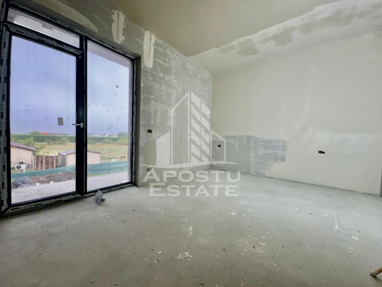 Apartament cu 3 camere, semidecomandat, etaj 1, zona Lidl din Giroc - APOSTU ESTATE va ofera spre vanzare un apartament cu 3 camere, semidecomandat, situat la etaj intermediar, in zona Lidl din Giroc.
Suprafata utila a apartamentului este de 68 mp + 2 balcoane de 12 mp fiecare.
Confortul termic se realizeaza cu ajutorul centralei proprii pe gaz cu incalzire in pardoseala.
Dispune de 1 loc de parcare.
Regimul de inaltime al blocului este P+2+M.
Blocul este realizat din caramida Porotherm de 30 de cm pe exterior si 25 de cm cu vata bazaltica in interior, intre apartamente.
Geamurile sunt tripan Rehau, iar usile de la Porta Doors.
Blocul dispune de camere de supraveghere.
Blocul este in constructie si are termen de predare, sfarsitul anului.

Compartimentare:
- hol acces
- living open space
- bucatarie
- 2 dormitoare
- baie
- 2 balcoane

Pretul este 114.000€ negociabil pentru apartamentele de la etajul 1
112.000 euro negociabil pentru apartamentele de la etajul 2
110.000 euro negociabil pentru apartamentele de la etajul 3.
Va asteptam cu drag la o vizionare!
CP 2312054