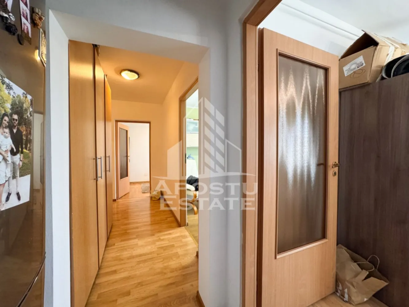 Apartament cu 4 camere de vanzare, etaj intermediar, 80 mpu, Sagului, - APOSTU ESTATE va propune spre vanzare un apartament decomandat cu 4 camere, situat la etaj intermediar, etajul 4/ 5 al unui imobil anveloapt, aflat in Timisoara, zona Sagului, Turist. In imediata apropiere regasim mall-ul Shopping City Timisoara, numeroase alte spatii comerciale si statii ale mijloacelor de transport in comun.

Apartamentul are o suprafata utila de 80mp, fiind compartimentat astfel:

- 3 dormitoare
- 1 sufragerie
- 1 bucatarie 
- 2 bai
- 2 holuri de acces
- 1 balcon de 5 mp

Confortul termic este asigurat prin intermediul centralei termice proprii si este sustinut prin izolatia exterioara a imobilului.

Apartamentul se vinde mobilat si utilat complet, conform pozelor.

Apartamentul a beneficiat de renovare completa in anul 2019, fiind schimbate inclusiv instalatiile electrice si sanitare.

Amplasarea imobilului ofera acces facil catre punctele cu interes major din oras, magazine, statii ale mijloacelor de transport in comun sau unitati de invatamant.

Oferim consultanta bancara gratuita prin intermediul colaboratorilor nostri, astfel incat tu sa poti deveni noul proprietar al acestui apartament.

Nu ezitati sa ne contactati pentru stabilirea unei vizionari sau alte detalii suplimentare.