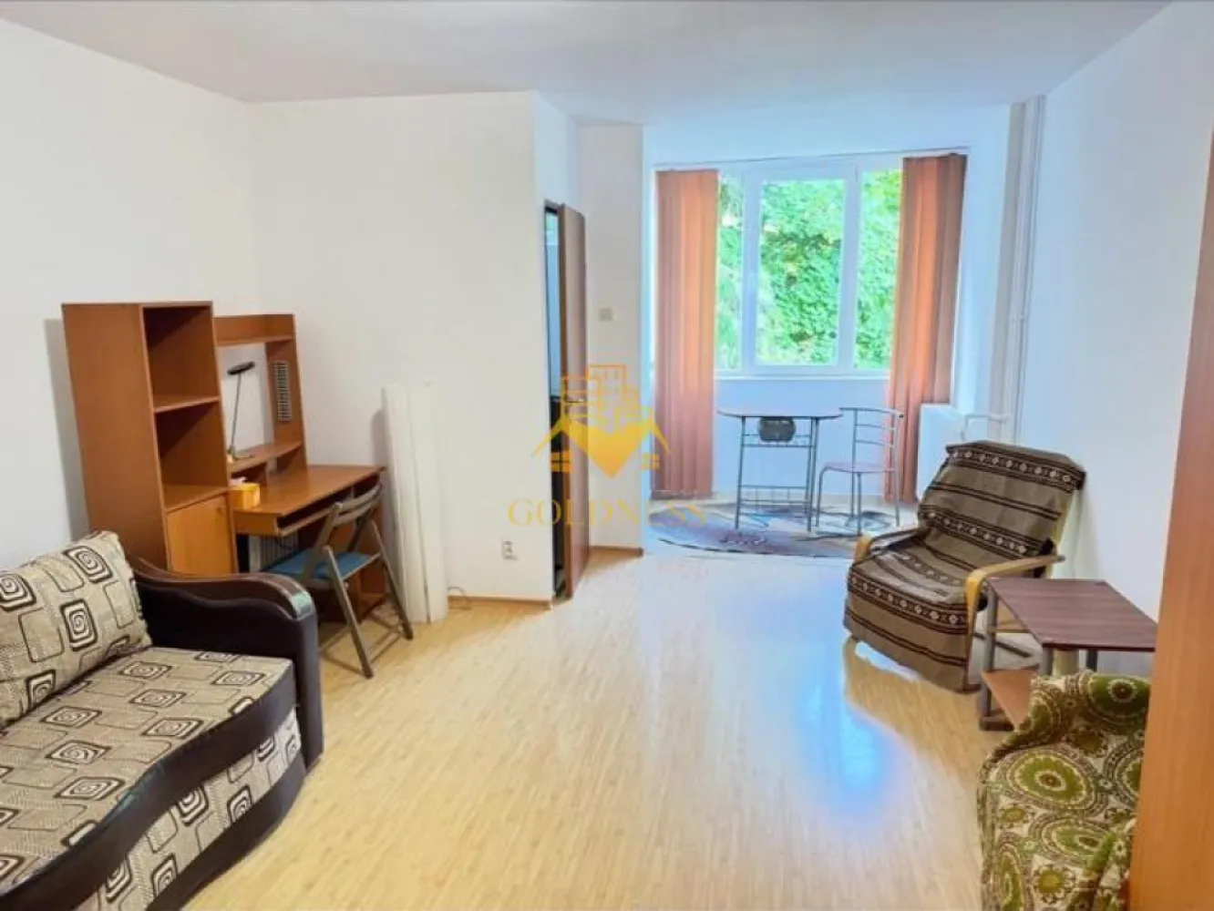 1 camera, Gheorgheni, FSEGA, Iulius Mall, Unirii, Detunata, Profi - GOLDNESS Imobiliare vă propune spre închiriere un apartament cu 1 camere complet mobilat și utilat, la etajul 2 într-un imobil de 10 etaje, în Cartierul Gheorgheni.
Se află în apropierea stațiilor de transport în comun, magazine, restaurante, spații verzi, farmacii, etc. 

Apartamentul este compartimentat astfel:
 - camera cu canapea extensibila, dressing, noptiere
 - bucătărie complet utilată și mobilată
 - baie cu cada, calorifer port prosop și dulap pentru depozitare.
 - balcon 3mp.

Imobilul este dotat cu toate cele necesare- termoficare, frigider, aragaz, hotă, mașină de spălat haine, etc. 

Dacă sunteți interesați de acest apartament și doriți să îl vizionați, dar și pentru alte oferte nu ezitați să ne contactați telefonic sau prin e-mail. Vă stăm la dispoziție!
Pentru intermediere se percepe un comision de 50% din prețul chiriei!