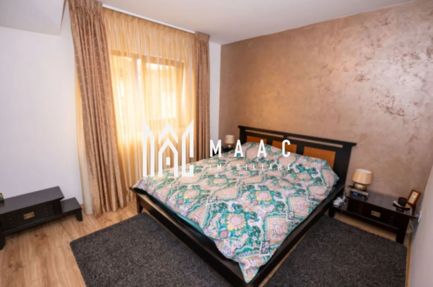 Casă duplex 4 camere | Vlădești, Vâlcea | 142 mp utili, teren 417 mp - Casă duplex cu 4 camere, în regim P+1, situată în Vlădești, Vâlcea, cu 142 mp utili, teren de 417 mp și predare complet mobilată și utilată.

Detalii proprietate:
• Suprafață utilă: 142 mp, suprafață construită: 172 mp
• Teren: 417 mp
• Construită în 2011, construcție finalizată, din cărămidă
• Stare: ultrafinisată
• Compartimentare: living, bucătărie, 3 dormitoare, 2 băi, hol, casa scării
• 2 balcoane, 1 terasă și 2 locuri de parcare
• Izolație termică exterioară și centrală termică pe lemne
• Se vinde complet mobilată și utilată

Proprietatea este amplasată pe Strada Vlădești, în localitatea Vlădești, cu acces facil către municipiul Râmnicu Vâlcea.

Contactați echipa MAAC Imobiliare pentru detalii suplimentare și programarea unei vizionări. Cod anunț CP3181800.