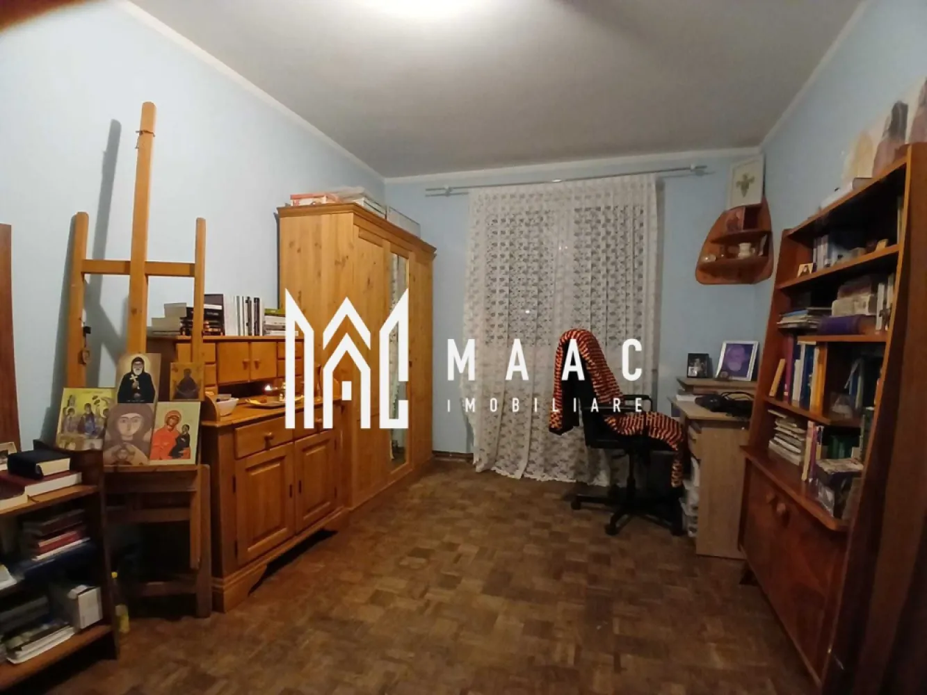 Apartament 2 camere | Decomandat | 52 MPU | Etaj 2 | Balcon | Cedonia - MAAC Imobiliare vă propune spre vânzare un apartament cu 2 camere, decomandat, situat în zona Cedonia, una dintre cele mai apreciate zone rezidențiale din Sibiu.

 Detalii apartament:

Suprafață utilă: 52 mp
Etaj: 2
Compartimentare: 2 camere decomandate + balcon + hol spațios
Locuința este izolată termic și dispune de centrală proprie

 Dotări:

Apartamentul se vinde complet mobilat și utilat
Compartimentare practică, luminoasă și funcțională

 Avantaje:

Etaj intermediar, poziționare excelentă
Zonă cu acces facil la mijloace de transport, supermarketuri, școli și grădinițe
Ideal ca locuință personală sau investiție pentru închiriere

Pentru mai multe detalii și pentru programarea unei vizionări, vă rugăm să specificați ID-ul anunțului: CP2707822