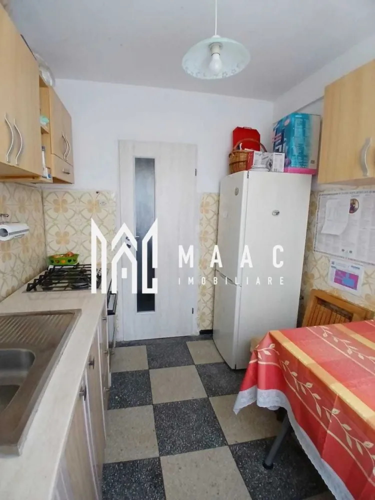 Apartament 2 camere | Decomandat | 52 MPU | Etaj 2 | Balcon | Cedonia - MAAC Imobiliare vă propune spre vânzare un apartament cu 2 camere, decomandat, situat în zona Cedonia, una dintre cele mai apreciate zone rezidențiale din Sibiu.

 Detalii apartament:

Suprafață utilă: 52 mp
Etaj: 2
Compartimentare: 2 camere decomandate + balcon + hol spațios
Locuința este izolată termic și dispune de centrală proprie

 Dotări:

Apartamentul se vinde complet mobilat și utilat
Compartimentare practică, luminoasă și funcțională

 Avantaje:

Etaj intermediar, poziționare excelentă
Zonă cu acces facil la mijloace de transport, supermarketuri, școli și grădinițe
Ideal ca locuință personală sau investiție pentru închiriere

Pentru mai multe detalii și pentru programarea unei vizionări, vă rugăm să specificați ID-ul anunțului: CP2707822