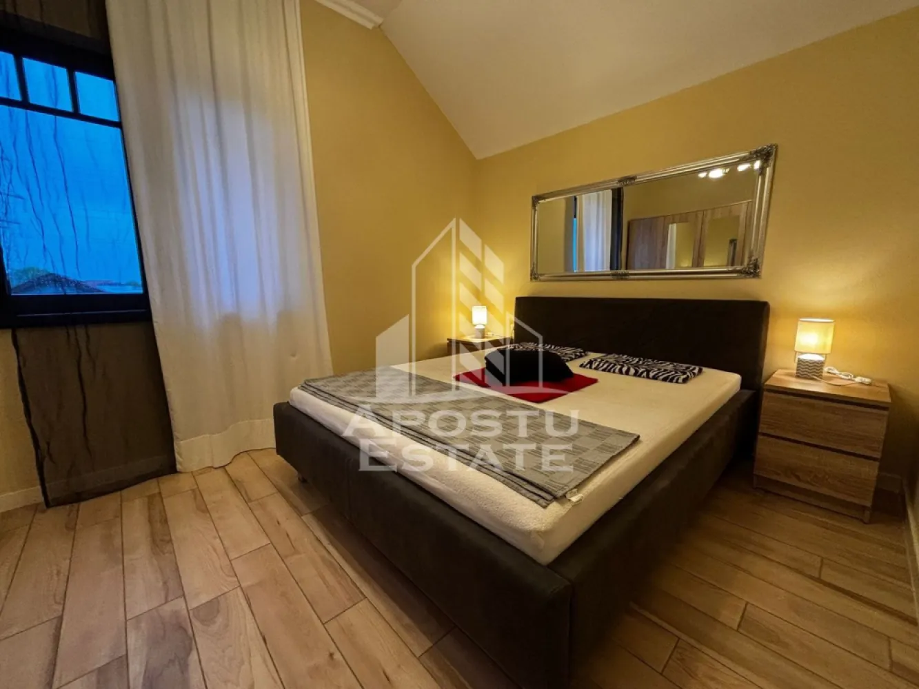 Apartament cu 2 camere, Petfriendly, zona Dumbravita, - APOSTU ESTATE vă propune spre închiriere un apartament spaţios şi elegant, cu 2 camere, situat într-o zonă liniştită şi bine conectată din Dumbravita, ideal pentru cupluri sau persoane care doresc un spaţiu generos şi confortabil.

Suprafaţă utilă: 55mp
Compartimentare eficientă:

Hol de acces
Bucătărie complet mobilată şi utilată, cu loc de luat masa
Living luminos şi spaţios
Dormitor mobilat
Baie principală cu cada şi geam pentru ventilaţie naturală

Confort şi facilităţi:

Centrală termică proprie cu incalzire in pardoseala
Aer condiţionat
Doua locuri parcare inclus în preţ

Apartamentul este complet mobilat şi utilat

Localizare: Zona Dumbravita– linişte, acces facil spre oraş, în apropiere de magazine, şcoli şi mijloace de transport în comun.

Ideal pentru:
Cupluri

Profesionişti care lucrează remote

Preţ chirie: 450 Euro
Garantie: 500 Euro
Programează o vizionare!
ID intern: CP1888982