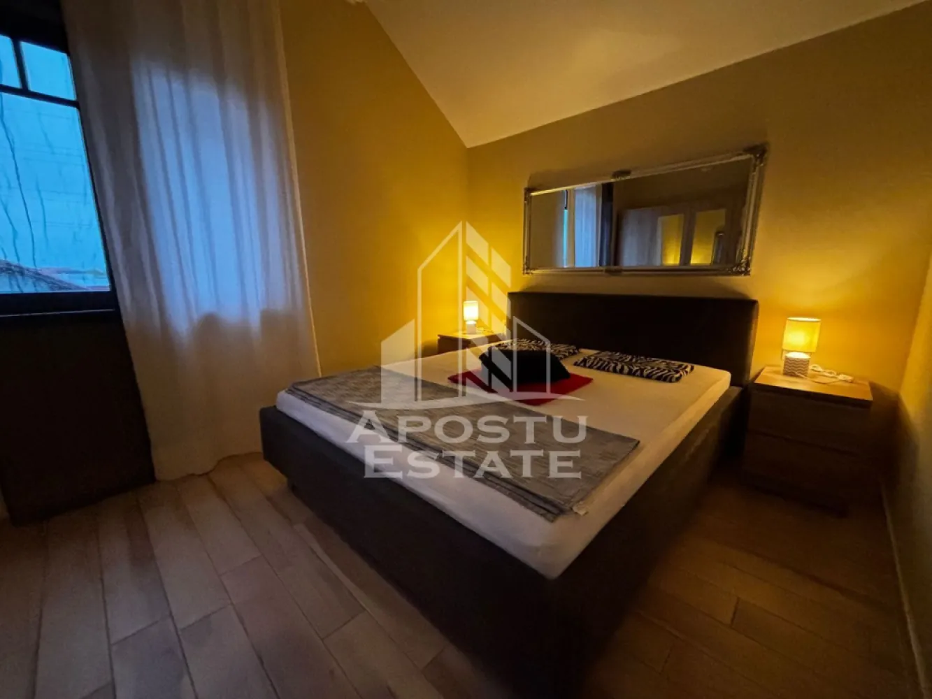 Apartament cu 2 camere, Petfriendly, zona Dumbravita, - APOSTU ESTATE vă propune spre închiriere un apartament spaţios şi elegant, cu 2 camere, situat într-o zonă liniştită şi bine conectată din Dumbravita, ideal pentru cupluri sau persoane care doresc un spaţiu generos şi confortabil.

Suprafaţă utilă: 55mp
Compartimentare eficientă:

Hol de acces
Bucătărie complet mobilată şi utilată, cu loc de luat masa
Living luminos şi spaţios
Dormitor mobilat
Baie principală cu cada şi geam pentru ventilaţie naturală

Confort şi facilităţi:

Centrală termică proprie cu incalzire in pardoseala
Aer condiţionat
Doua locuri parcare inclus în preţ

Apartamentul este complet mobilat şi utilat

Localizare: Zona Dumbravita– linişte, acces facil spre oraş, în apropiere de magazine, şcoli şi mijloace de transport în comun.

Ideal pentru:
Cupluri

Profesionişti care lucrează remote

Preţ chirie: 450 Euro
Garantie: 500 Euro
Programează o vizionare!
ID intern: CP1888982