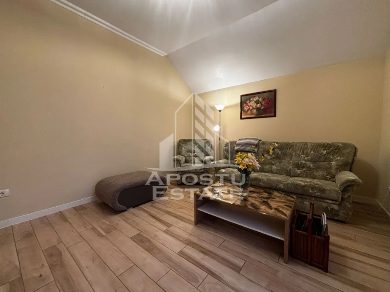Apartament cu 2 camere, Petfriendly, zona Dumbravita, - APOSTU ESTATE vă propune spre închiriere un apartament spaţios şi elegant, cu 2 camere, situat într-o zonă liniştită şi bine conectată din Dumbravita, ideal pentru cupluri sau persoane care doresc un spaţiu generos şi confortabil.

Suprafaţă utilă: 55mp
Compartimentare eficientă:

Hol de acces
Bucătărie complet mobilată şi utilată, cu loc de luat masa
Living luminos şi spaţios
Dormitor mobilat
Baie principală cu cada şi geam pentru ventilaţie naturală

Confort şi facilităţi:

Centrală termică proprie cu incalzire in pardoseala
Aer condiţionat
Doua locuri parcare inclus în preţ

Apartamentul este complet mobilat şi utilat

Localizare: Zona Dumbravita– linişte, acces facil spre oraş, în apropiere de magazine, şcoli şi mijloace de transport în comun.

Ideal pentru:
Cupluri

Profesionişti care lucrează remote

Preţ chirie: 450 Euro
Garantie: 500 Euro
Programează o vizionare!
ID intern: CP1888982
