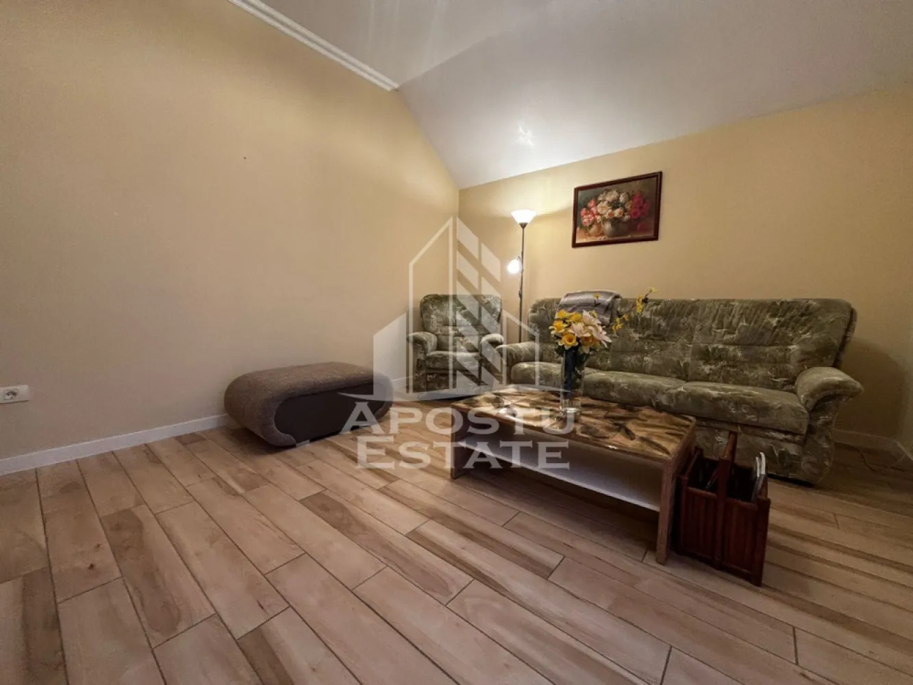 Apartament cu 2 camere, Petfriendly, zona Dumbravita, - APOSTU ESTATE vă propune spre închiriere un apartament spaţios şi elegant, cu 2 camere, situat într-o zonă liniştită şi bine conectată din Dumbravita, ideal pentru cupluri sau persoane care doresc un spaţiu generos şi confortabil.

Suprafaţă utilă: 55mp
Compartimentare eficientă:

Hol de acces
Bucătărie complet mobilată şi utilată, cu loc de luat masa
Living luminos şi spaţios
Dormitor mobilat
Baie principală cu cada şi geam pentru ventilaţie naturală

Confort şi facilităţi:

Centrală termică proprie cu incalzire in pardoseala
Aer condiţionat
Doua locuri parcare inclus în preţ

Apartamentul este complet mobilat şi utilat

Localizare: Zona Dumbravita– linişte, acces facil spre oraş, în apropiere de magazine, şcoli şi mijloace de transport în comun.

Ideal pentru:
Cupluri

Profesionişti care lucrează remote

Preţ chirie: 450 Euro
Garantie: 500 Euro
Programează o vizionare!
ID intern: CP1888982