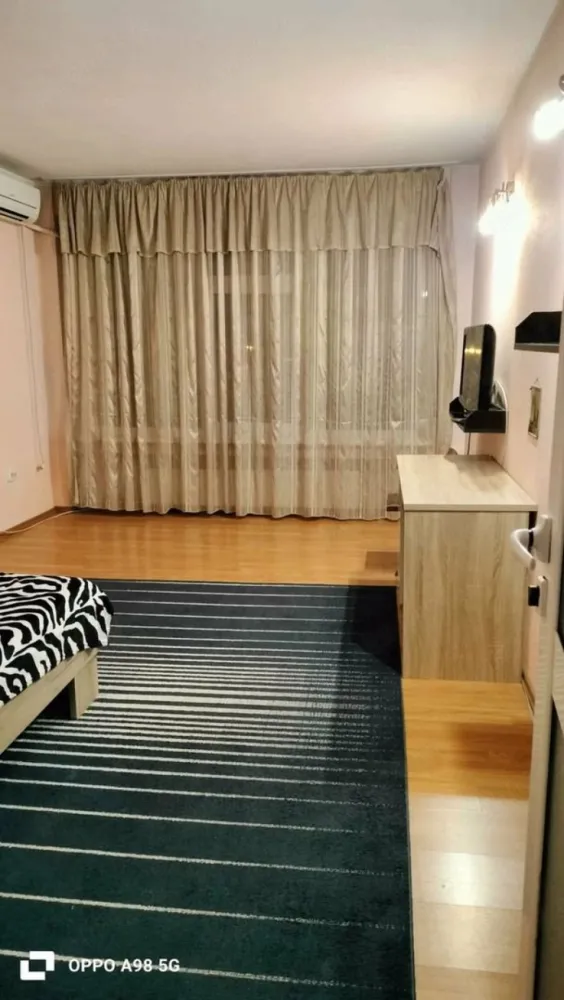 De inchiriez apartament mobilat doua camere in Tiglina 2, 420 E - Ofer spre închiriere, pe termen lung, apartament cu 2 camere decomandat, complet mobilat și utilat, situat in Tiglina 2, Galați.
 Detalii apartament:
- suprafață utilă: 52 mp
- Etaj 3 din bloc cu lift
- Compartimentare decomandată
- Bloc reabilitat termic recent
 Dotări:
- Mobilat și utilat
- Centrală termică proprie
- 2 aparate de aer condiționat
- Televizoare
- Ferestre termopan
- Toate utilitățile necesare pentru mutare imediată
Zonă liniștită, cu acces facil către magazine, transport public și alte puncte de interes.
 Contract de închiriere declarat la ANAF.
Chirie 420euro
Garantie returnabila 420 euro.
Se percepe comision de tranzactionare.
Pentru mai multe informații și programarea unei vizionări, vă rog să mă contactați 0741.030.291 Agentia Mag Invest.