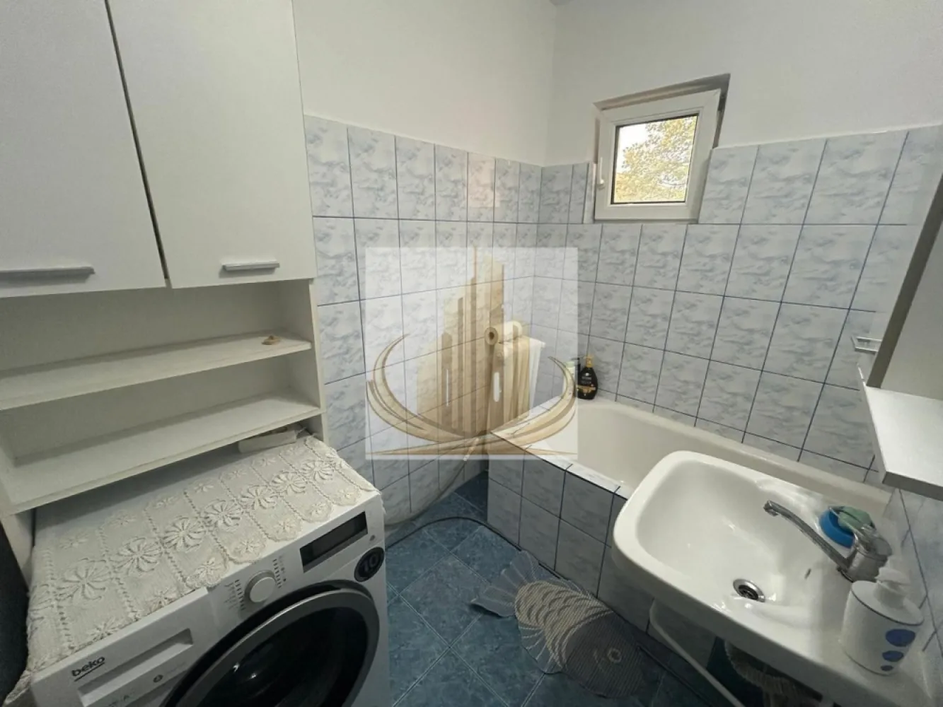 Apartament 5 camere 100mp Zona Padurea Verde - Grand Mobilis Imobiliare vă propune spre vânzare un apartament generos cu 5 camere, situat în una dintre cele mai apreciate și liniștite zone ale orașului – Pădurea Verde – UMT.

Cu o suprafață utilă de 100 mp și amplasat la etajul 3 din 4, apartamentul oferă spațiul și confortul necesare unei familii care își dorește să locuiască într-o zonă verde, ferită de agitația urbană, dar cu acces rapid către toate facilitățile urbane.

Locuința este compartimentată eficient și dispune de 5 camere, 2 băi, bucătărie închisă și balcon. Blocul este unul aerisit, cu doar 2 apartamente pe nivel, oferind un plus de intimitate și confort.

Apartamentul a fost renovat aproape integral în urmă cu aproximativ 5 ani, beneficiind de instalație electrică și tablou electric complet noi. Confortul termic este asigurat de o centrală termică Vaillant în condensare, iar în zilele călduroase de vară vă puteți bucura de aer condiționat. Una dintre băi a rămas nerenovată, oferind viitorilor proprietari posibilitatea de a o amenaja după propriul gust.

Un avantaj important al proprietății este accesul facil la transportul public, stația de autobuz fiind situată chiar la scara blocului. De asemenea, zona oferă acces rapid către centre comerciale, școli, grădinițe și principalele puncte de interes ale orașului.

Se vinde complet mobilat și utilat, fiind pregătit pentru mutare imediată, fără investiții majore necesare.

Dacă sunteți în căutarea unui apartament spațios, bine întreținut, într-o zonă liniștită și bine conectată la oraș, această proprietate reprezintă o oportunitate excelentă.

Pentru detalii suplimentare și programarea unei vizionări, vă invităm să ne contactați.