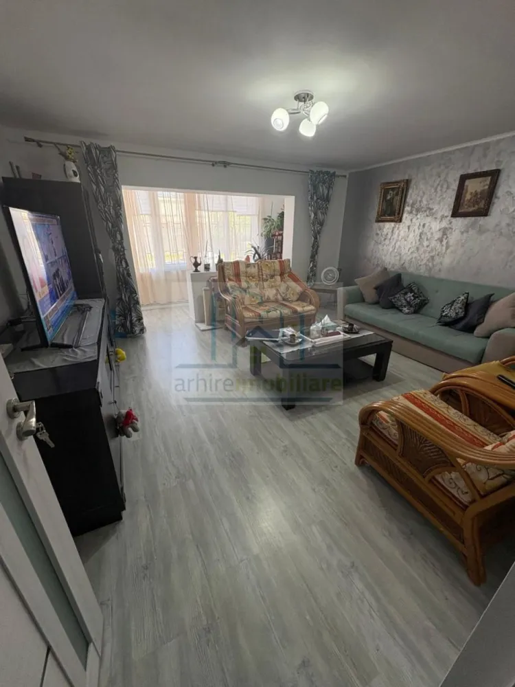 Apartament 3 camere decomandat, – Pantelimon, Ilfov | Parcare + boxă - COMISION ZERO CUMPARATOR 

✨ Apartament 3 camere DEOSEBIT | Complet renovat 2024 | Parcare | Zonă liniștită Pantelimon ✨

Arhire Imobiliare vă propune spre vânzare un apartament cu adevărat special, ideal pentru cei care caută confort, liniște și un spațiu gata de mutare — fără compromisuri.

📍 Situat în Pantelimon, într-o zonă retrasă de agitația urbană, acest apartament cu 3 camere decomandate se află la parterul unui imobil cochet cu regim redus de înălțime (P+2), construit în 1987 — un bloc solid, bine întreținut.

🏡 Spațiu generos & compartimentare ideală
Suprafață utilă: 75,45 mp
Suprafață totală: 94,92 mp
Compartimentare decomandată — maxim de confort și intimitate

✔ Living spațios și luminos (se preda semimobilat)
✔ 2 dormitoare confortabile cu dressinguri incluse
✔ Bucătărie separată, complet utilată
✔ Baie modernă, complet mobilată și utilată
✔ Vestibul generos
✔ 2 balcoane
✔ Boxă pentru depozitare

🔧 Renovat complet – TOTUL NOU (2024)

Apartamentul a fost renovat integral, astfel încât tu să te muți fără nicio grijă:

✔ Instalații electrice și sanitare noi
✔ Finisaje moderne (gresie, faianță, parchet)
✔ Uși interioare schimbate
✔ Design contemporan
✔ Centrală termică proprie

🚗 Avantaje care fac diferența
Loc de parcare alocat de primărie
Bloc și scară curate și îngrijite
Clasă energetică B
Corpuri de iluminat incluse
Acces facil, ideal pentru familii sau persoane în vârstă
📍 Localizare excelentă – TOTUL aproape
2 minute: Primărie
3–5 minute: școală, grădiniță, piață, supermarket, parc
3–4 minute: transport în comun
15–18 minute: metrou Pantelimon

💎 De ce merită acest apartament?

✔ Gata de mutare — fără investiții suplimentare
✔ Zonă liniștită, perfectă pentru locuit
✔ Spații bine optimizate + depozitare
✔ Ideal pentru familie sau investiție

💰 Preț: 104.800 € (Ușor Negociabil)
🏦 Se acceptă credit ipotecar

Va asteptam la vizionare

COMISION ZERO CUMPARATOR