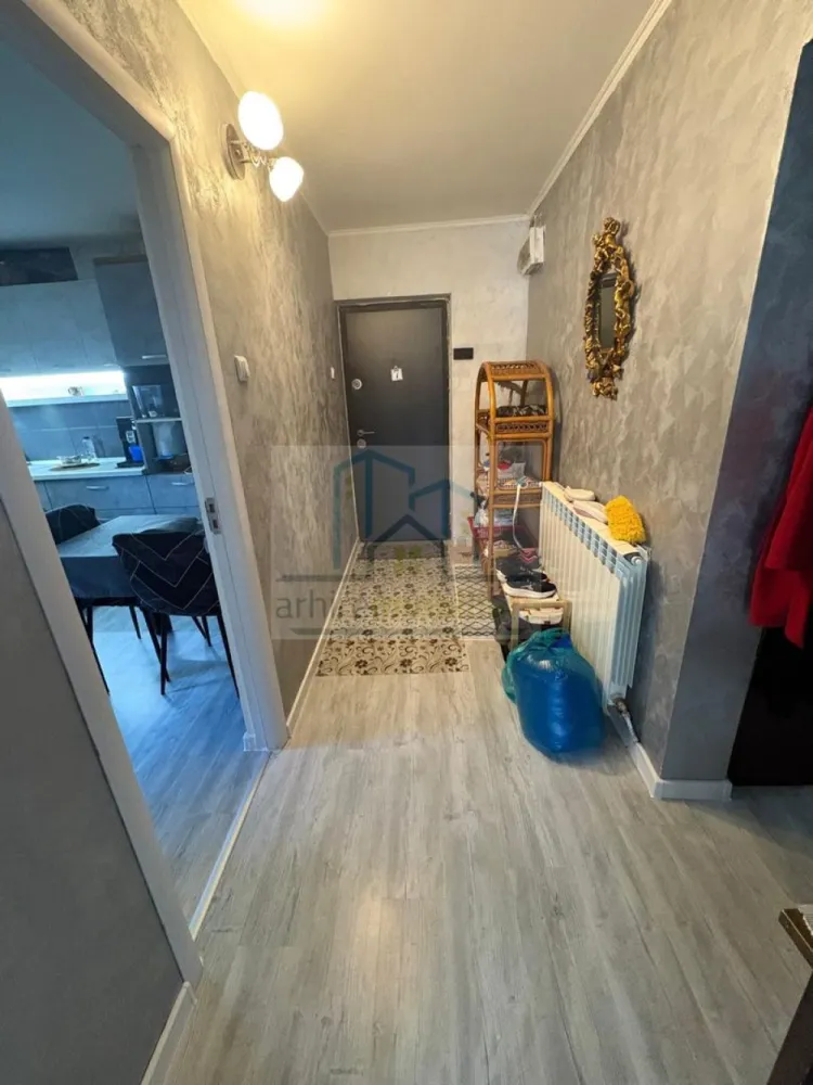 Apartament 3 camere decomandat, – Pantelimon, Ilfov | Parcare + boxă - COMISION ZERO CUMPARATOR 

✨ Apartament 3 camere DEOSEBIT | Complet renovat 2024 | Parcare | Zonă liniștită Pantelimon ✨

Arhire Imobiliare vă propune spre vânzare un apartament cu adevărat special, ideal pentru cei care caută confort, liniște și un spațiu gata de mutare — fără compromisuri.

📍 Situat în Pantelimon, într-o zonă retrasă de agitația urbană, acest apartament cu 3 camere decomandate se află la parterul unui imobil cochet cu regim redus de înălțime (P+2), construit în 1987 — un bloc solid, bine întreținut.

🏡 Spațiu generos & compartimentare ideală
Suprafață utilă: 75,45 mp
Suprafață totală: 94,92 mp
Compartimentare decomandată — maxim de confort și intimitate

✔ Living spațios și luminos (se preda semimobilat)
✔ 2 dormitoare confortabile cu dressinguri incluse
✔ Bucătărie separată, complet utilată
✔ Baie modernă, complet mobilată și utilată
✔ Vestibul generos
✔ 2 balcoane
✔ Boxă pentru depozitare

🔧 Renovat complet – TOTUL NOU (2024)

Apartamentul a fost renovat integral, astfel încât tu să te muți fără nicio grijă:

✔ Instalații electrice și sanitare noi
✔ Finisaje moderne (gresie, faianță, parchet)
✔ Uși interioare schimbate
✔ Design contemporan
✔ Centrală termică proprie

🚗 Avantaje care fac diferența
Loc de parcare alocat de primărie
Bloc și scară curate și îngrijite
Clasă energetică B
Corpuri de iluminat incluse
Acces facil, ideal pentru familii sau persoane în vârstă
📍 Localizare excelentă – TOTUL aproape
2 minute: Primărie
3–5 minute: școală, grădiniță, piață, supermarket, parc
3–4 minute: transport în comun
15–18 minute: metrou Pantelimon

💎 De ce merită acest apartament?

✔ Gata de mutare — fără investiții suplimentare
✔ Zonă liniștită, perfectă pentru locuit
✔ Spații bine optimizate + depozitare
✔ Ideal pentru familie sau investiție

💰 Preț: 104.800 € (Ușor Negociabil)
🏦 Se acceptă credit ipotecar

Va asteptam la vizionare

COMISION ZERO CUMPARATOR