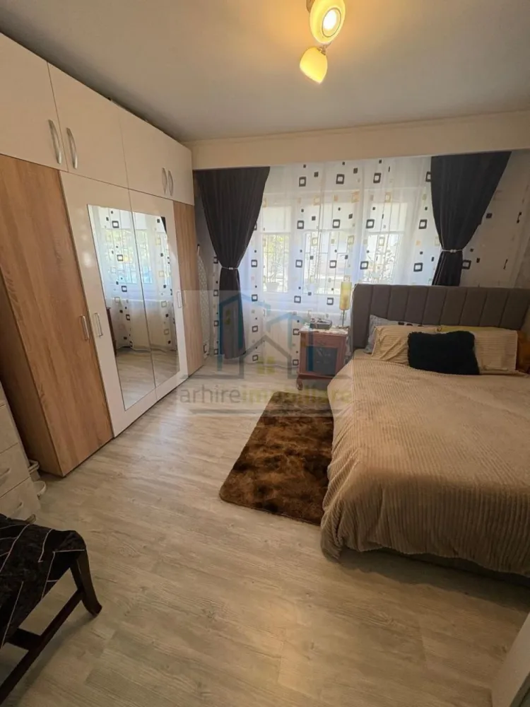 Apartament 3 camere decomandat, – Pantelimon, Ilfov | Parcare + boxă - COMISION ZERO CUMPARATOR 

✨ Apartament 3 camere DEOSEBIT | Complet renovat 2024 | Parcare | Zonă liniștită Pantelimon ✨

Arhire Imobiliare vă propune spre vânzare un apartament cu adevărat special, ideal pentru cei care caută confort, liniște și un spațiu gata de mutare — fără compromisuri.

📍 Situat în Pantelimon, într-o zonă retrasă de agitația urbană, acest apartament cu 3 camere decomandate se află la parterul unui imobil cochet cu regim redus de înălțime (P+2), construit în 1987 — un bloc solid, bine întreținut.

🏡 Spațiu generos & compartimentare ideală
Suprafață utilă: 75,45 mp
Suprafață totală: 94,92 mp
Compartimentare decomandată — maxim de confort și intimitate

✔ Living spațios și luminos (se preda semimobilat)
✔ 2 dormitoare confortabile cu dressinguri incluse
✔ Bucătărie separată, complet utilată
✔ Baie modernă, complet mobilată și utilată
✔ Vestibul generos
✔ 2 balcoane
✔ Boxă pentru depozitare

🔧 Renovat complet – TOTUL NOU (2024)

Apartamentul a fost renovat integral, astfel încât tu să te muți fără nicio grijă:

✔ Instalații electrice și sanitare noi
✔ Finisaje moderne (gresie, faianță, parchet)
✔ Uși interioare schimbate
✔ Design contemporan
✔ Centrală termică proprie

🚗 Avantaje care fac diferența
Loc de parcare alocat de primărie
Bloc și scară curate și îngrijite
Clasă energetică B
Corpuri de iluminat incluse
Acces facil, ideal pentru familii sau persoane în vârstă
📍 Localizare excelentă – TOTUL aproape
2 minute: Primărie
3–5 minute: școală, grădiniță, piață, supermarket, parc
3–4 minute: transport în comun
15–18 minute: metrou Pantelimon

💎 De ce merită acest apartament?

✔ Gata de mutare — fără investiții suplimentare
✔ Zonă liniștită, perfectă pentru locuit
✔ Spații bine optimizate + depozitare
✔ Ideal pentru familie sau investiție

💰 Preț: 104.800 € (Ușor Negociabil)
🏦 Se acceptă credit ipotecar

Va asteptam la vizionare

COMISION ZERO CUMPARATOR
