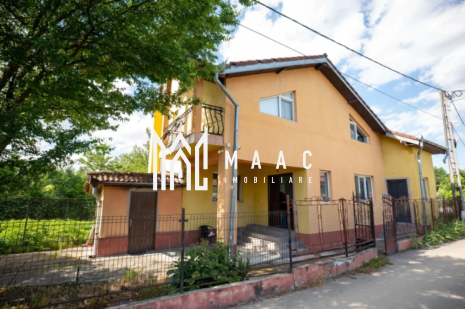 CASA 4 CAMERE| TEREN 330 MP| GORANU - Casă de vânzare în Goranu, Strada Lespezi – Teren 330 mp | Foișor | 150 mp suprafață desfășurată

MAAC Imobiliare vă propune spre vânzare o proprietate situată în zona Goranu, pe Strada Lespezi, într-o locație liniștită și apreciată pentru accesul facil către municipiul Râmnicu Vâlcea.

Casa este amplasată pe un teren cu suprafața de 330 mp și este dispusă pe parter și mansardă, având o suprafață desfășurată de 150 mp.

Compartimentare:

Parter:
Living generos
Bucătărie
Hol
Dormitor

Mansardă:
Cameră de zi
2 dormitoare
Baie
Balcon 

În curte se află un foișor, ideal pentru petrecerea timpului liber alături de familie și prieteni, precum și o cameră tehnică destinată centralei.

Proprietatea oferă spații bine compartimentate și un teren ușor de întreținut, fiind potrivită atât pentru locuire permanentă, cât și pentru o familie care își dorește confort și liniște într-o zonă rezidențială aflată în apropierea orașului.

Pentru informații suplimentare și programarea unei vizionări, contactați MAAC Imobiliare. CP3181791