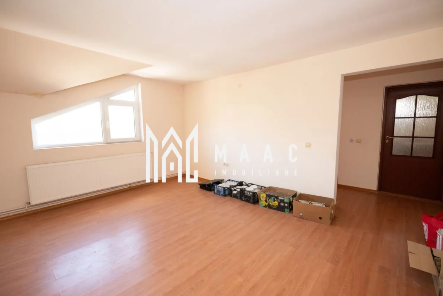 CASA 4 CAMERE| TEREN 330 MP| GORANU - Casă de vânzare în Goranu, Strada Lespezi – Teren 330 mp | Foișor | 150 mp suprafață desfășurată

MAAC Imobiliare vă propune spre vânzare o proprietate situată în zona Goranu, pe Strada Lespezi, într-o locație liniștită și apreciată pentru accesul facil către municipiul Râmnicu Vâlcea.

Casa este amplasată pe un teren cu suprafața de 330 mp și este dispusă pe parter și mansardă, având o suprafață desfășurată de 150 mp.

Compartimentare:

Parter:
Living generos
Bucătărie
Hol
Dormitor

Mansardă:
Cameră de zi
2 dormitoare
Baie
Balcon 

În curte se află un foișor, ideal pentru petrecerea timpului liber alături de familie și prieteni, precum și o cameră tehnică destinată centralei.

Proprietatea oferă spații bine compartimentate și un teren ușor de întreținut, fiind potrivită atât pentru locuire permanentă, cât și pentru o familie care își dorește confort și liniște într-o zonă rezidențială aflată în apropierea orașului.

Pentru informații suplimentare și programarea unei vizionări, contactați MAAC Imobiliare. CP3181791