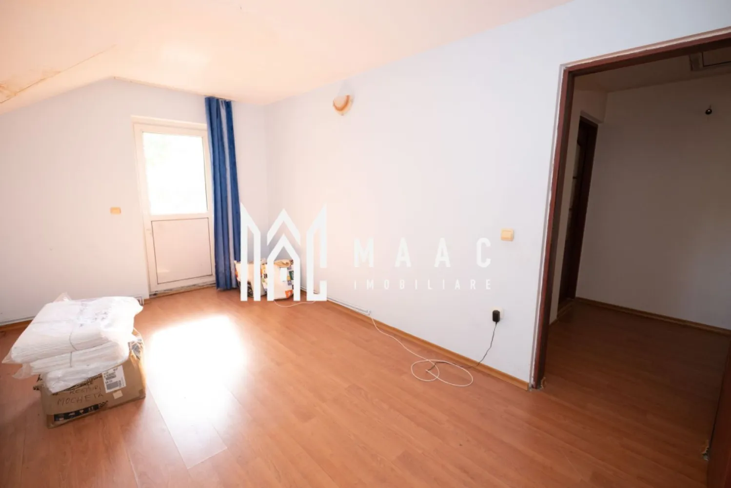 CASA 4 CAMERE| TEREN 330 MP| GORANU - Casă de vânzare în Goranu, Strada Lespezi – Teren 330 mp | Foișor | 150 mp suprafață desfășurată

MAAC Imobiliare vă propune spre vânzare o proprietate situată în zona Goranu, pe Strada Lespezi, într-o locație liniștită și apreciată pentru accesul facil către municipiul Râmnicu Vâlcea.

Casa este amplasată pe un teren cu suprafața de 330 mp și este dispusă pe parter și mansardă, având o suprafață desfășurată de 150 mp.

Compartimentare:

Parter:
Living generos
Bucătărie
Hol
Dormitor

Mansardă:
Cameră de zi
2 dormitoare
Baie
Balcon 

În curte se află un foișor, ideal pentru petrecerea timpului liber alături de familie și prieteni, precum și o cameră tehnică destinată centralei.

Proprietatea oferă spații bine compartimentate și un teren ușor de întreținut, fiind potrivită atât pentru locuire permanentă, cât și pentru o familie care își dorește confort și liniște într-o zonă rezidențială aflată în apropierea orașului.

Pentru informații suplimentare și programarea unei vizionări, contactați MAAC Imobiliare. CP3181791