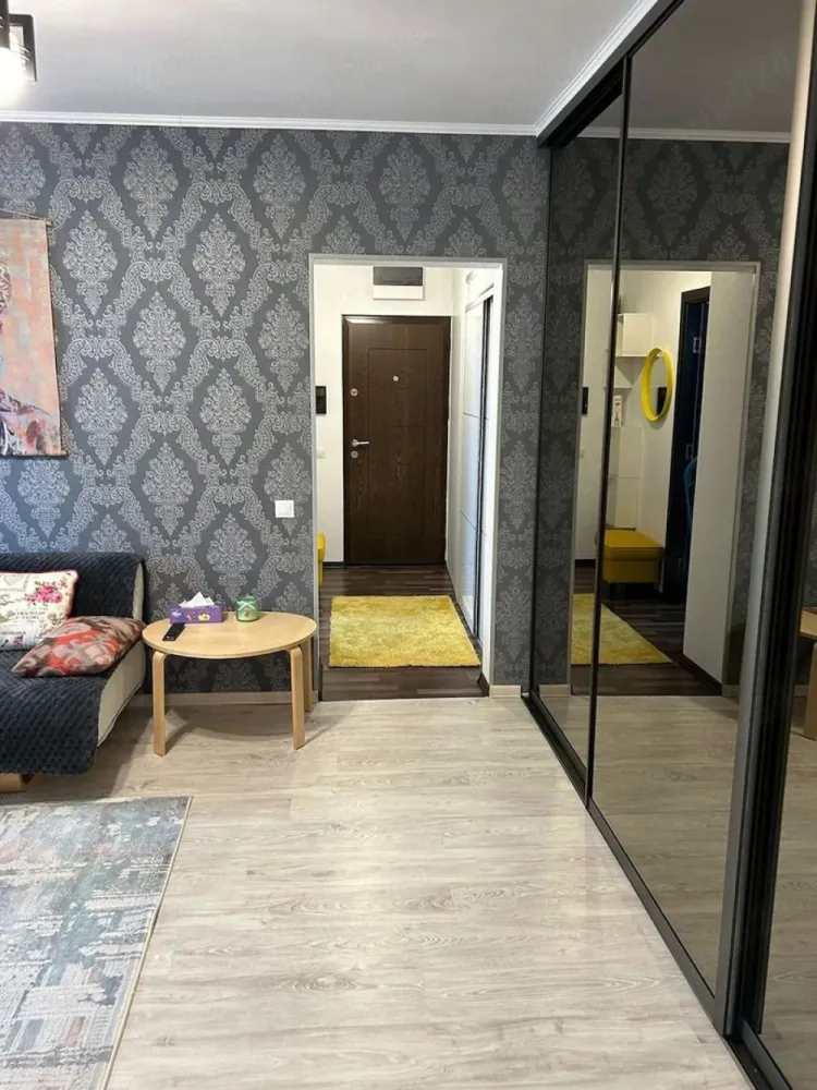 De inchiriat apartament 2 camere Mazepa 2, parter, 450 E - Se ofera spre inchiriere apartament cu 2 camere, situat la parter, în cartierul Mazepa 2, într-o zonă liniștită și foarte bine poziționată.
Localizare excelentă:
- Aproape de magazine, farmacii și școli
- Acces facil la mijloacele de transport în comun
- La câteva minute de Faleza Dunării
- În apropierea tuturor punctelor de interes necesare pentru un stil de viață confortabil.
Detalii apartament:
- 2 camere
- Parter
- Complet mobilat și utilat
- Centrală termică proprie
- Dispune de toate utilitățile și electrocasnicele necesare
- Curat și bine întreținut
- Disponibil imediat.
 Se închiriază pe termen lung, persoanelor serioase și responsabile.
Chirie 450 euro.
Garantie returnabila 450 euro.
Se percepe comision de tranzactionare.
Pentru mai multe informații sau pentru programarea unei vizionări, vă rog să mă contactați 0741.030.291 Marilena, Agentia Mag Invest.