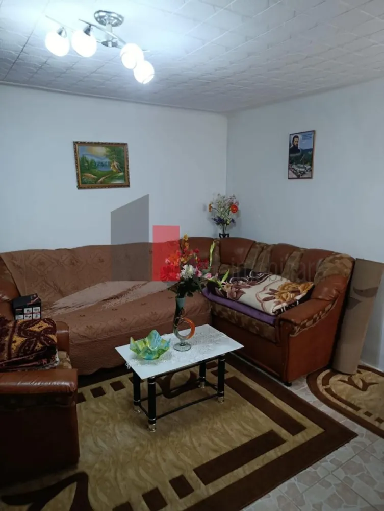 Casă individuală Voluntari - Vă propunem spre vânzare o casă individuală situată într-o zonă excelentă și extrem de accesibilă din Voluntari, județul Ilfov Proprietatea este ideală pentru o familie care își dorește confortul unei curți proprii, într-o locație conectată rapid la polul de business din Nordul Capitalei și la principalele artere rutiere.
## 📐 Detalii Proprietate & Compartimentare

* Suprafață totală casă: 74 mp
* Suprafață teren: 282 mp (curte generoasă)
* An construcție: 1979
* Structură: Bolțari, casă complet izolată termic pe exterior
* Compartimentare (Semidecomandată): Dormitor, sufragerie luminoasă, hol, bucătărie și baie.

## 💎 Dotări & Îmbunătățiri

* Confort termic: Centrală termică proprie (încălzire eficientă) + izolație exterioară.
* Finisaje: Ferestre cu geam termopan, gresie și faianță.
* Curte și anexe: Curtea dispune de 2 magazii utile pentru depozitare și un loc de parcare acoperit.

## 🔌 Utilități Complete
Casa este complet branșată la toate rețelele edilitare:

* Gaz / Gaze naturale
* Apă curentă
* Canalizare
* Curent electric

## 📍 Poziționare & Facilități în Zonă
Proprietatea beneficiază de o locație strategică, oferind acces facil către punctele de interes major:

* Imediat în vecinătate: Lipită de o clinică medicală; restaurant și magazine alimentare la colțul străzii.
* Transport în comun: Stație de autobuz chiar la capătul străzii.
* Conexiuni urbane: Acces extrem de rapid către intersecția Fundeni - Colentina și către zona de Nord (Pipera, Băneasa).
* Noduri rutiere: Acces facil către Autostrada A3, Centura București și viitoarea autostradă A0 prin nodul rutier Afumați.

------------------------------
📄 Acte la zi. Pentru mai multe detalii, fotografii sau pentru a programa o vizionare, nu ezitați să mă contactați!